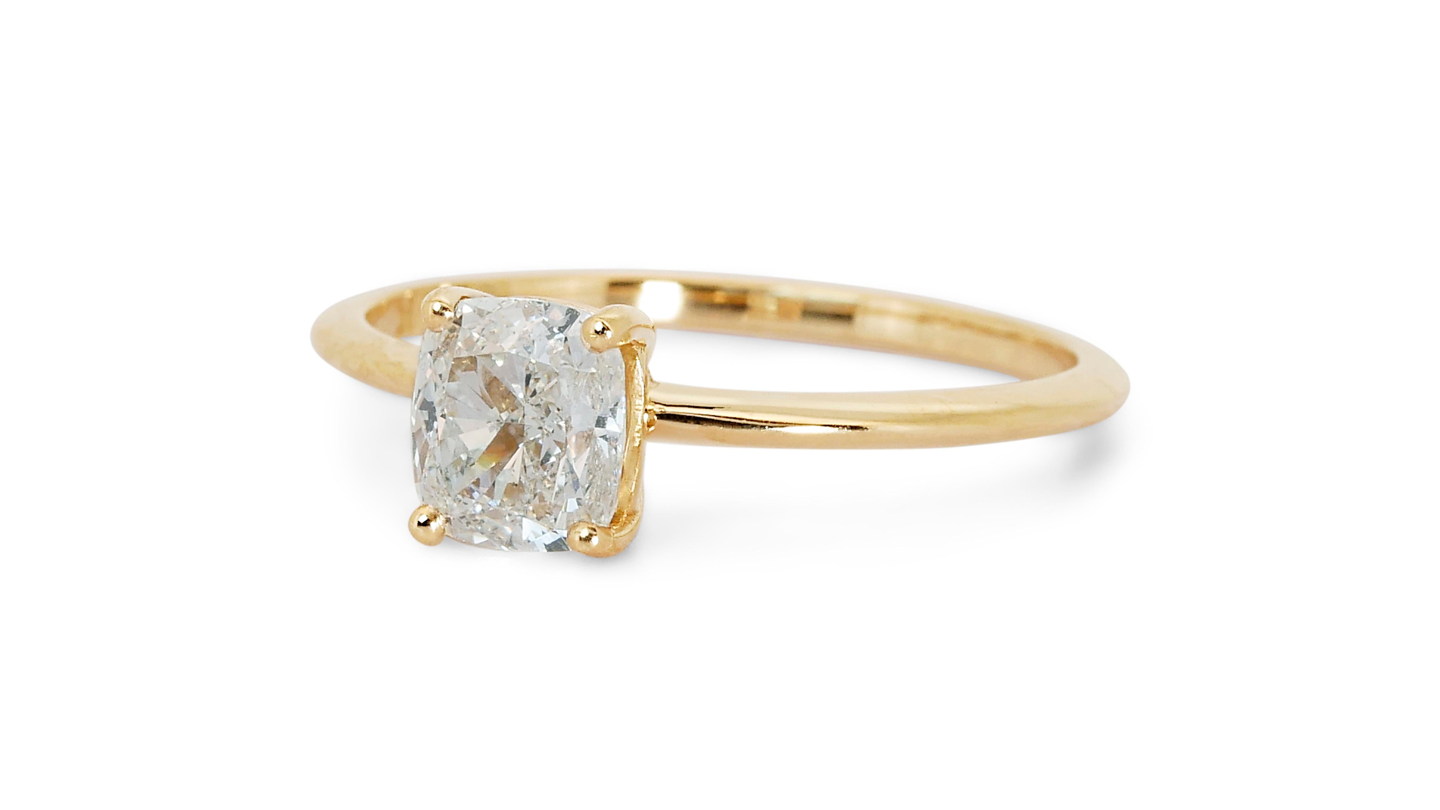 Cushion Cut Glamorous 18k Yellow Gold Solitaire Ring w/ 1.02 Carat Natural Diamonds IGI Cert For Sale