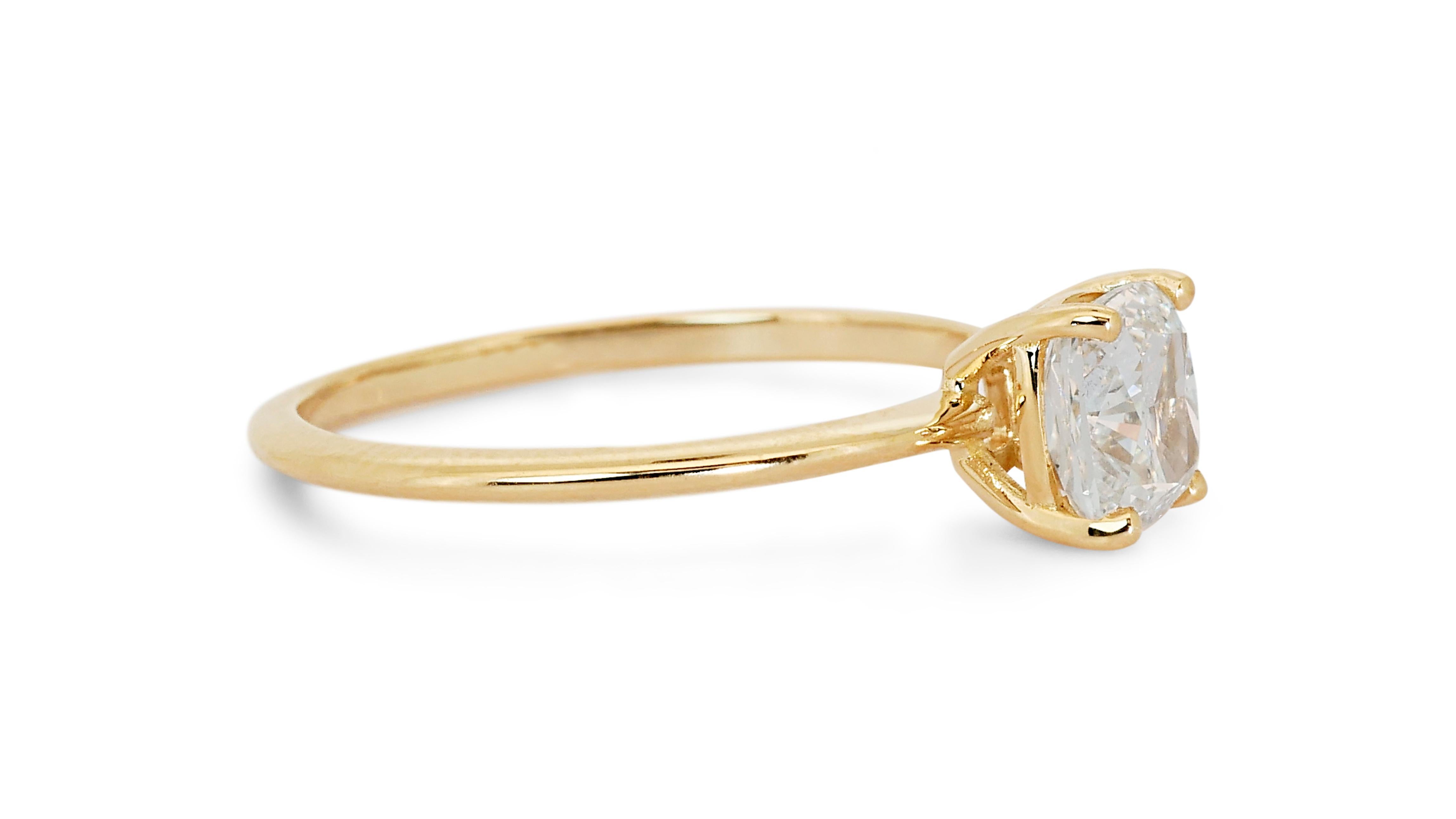 Glamorous 18k Yellow Gold Solitaire Ring w/ 1.02 Carat Natural Diamonds IGI Cert For Sale 1