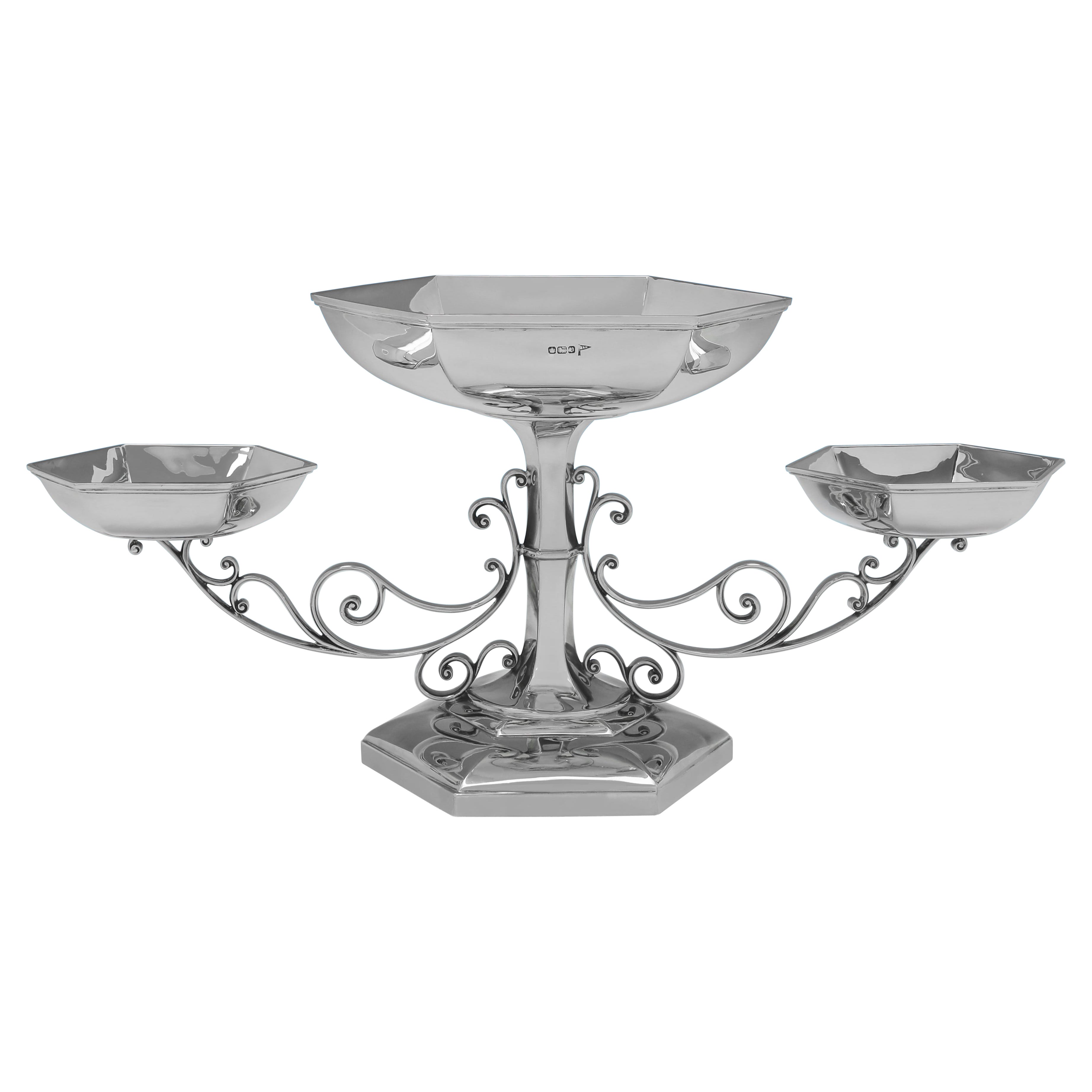 Centre de table ou épergne antique en argent sterling fabriqué en 1913 par Walker & Hall en vente