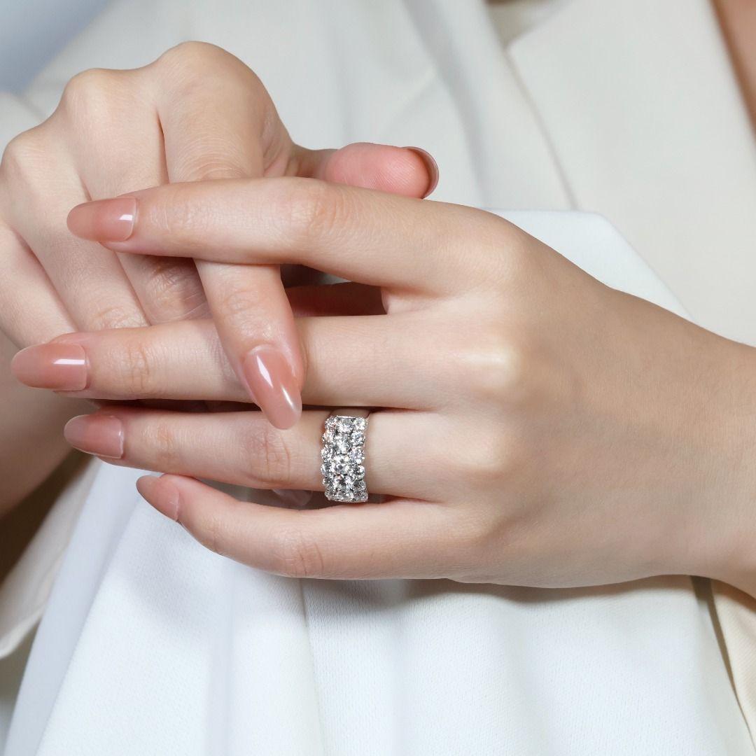 Anello glamour con pavé di diamanti da 1,92 carati in oro bianco 14 carati in vendita 4
