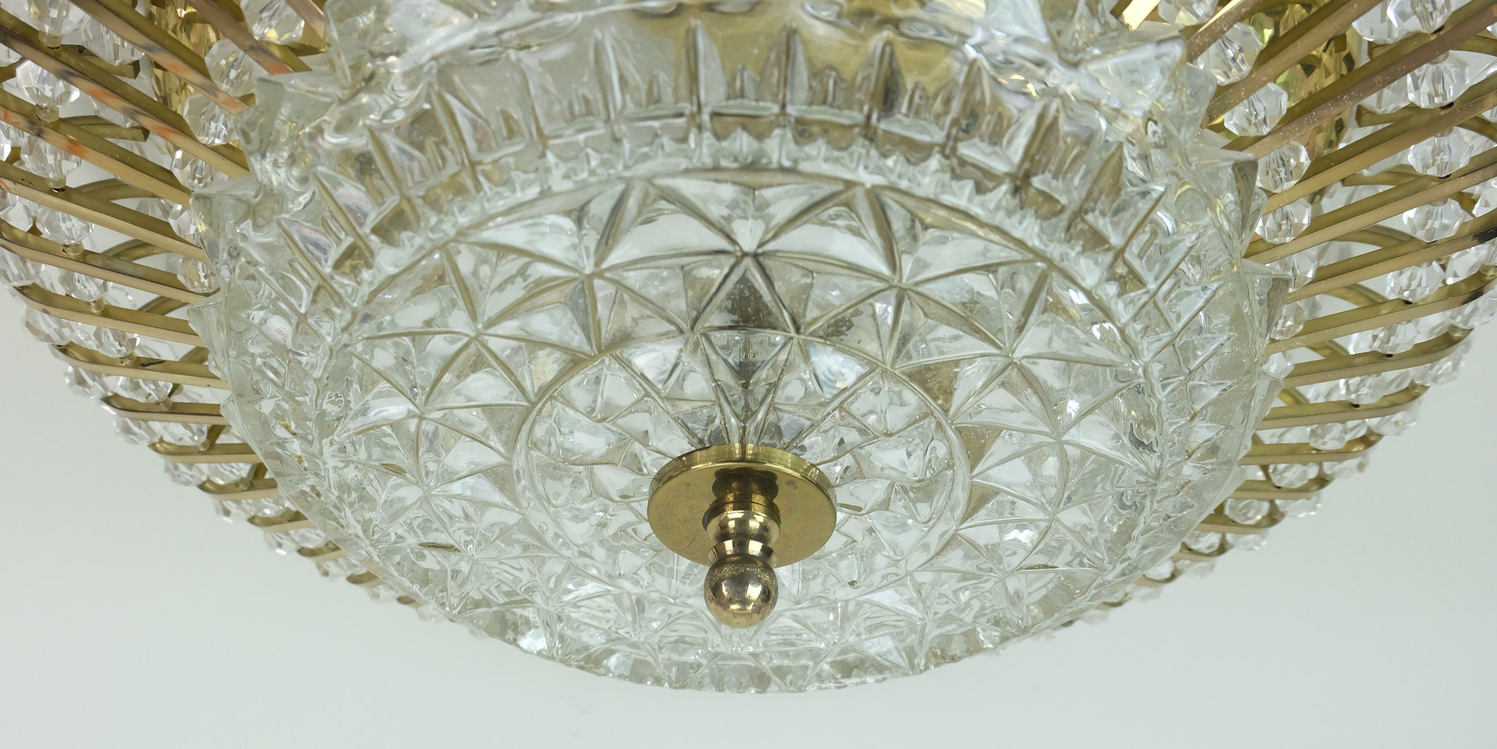 glamurosa lámpara de techo de los años 60 de mediados de siglo latón y cristal en venta 3