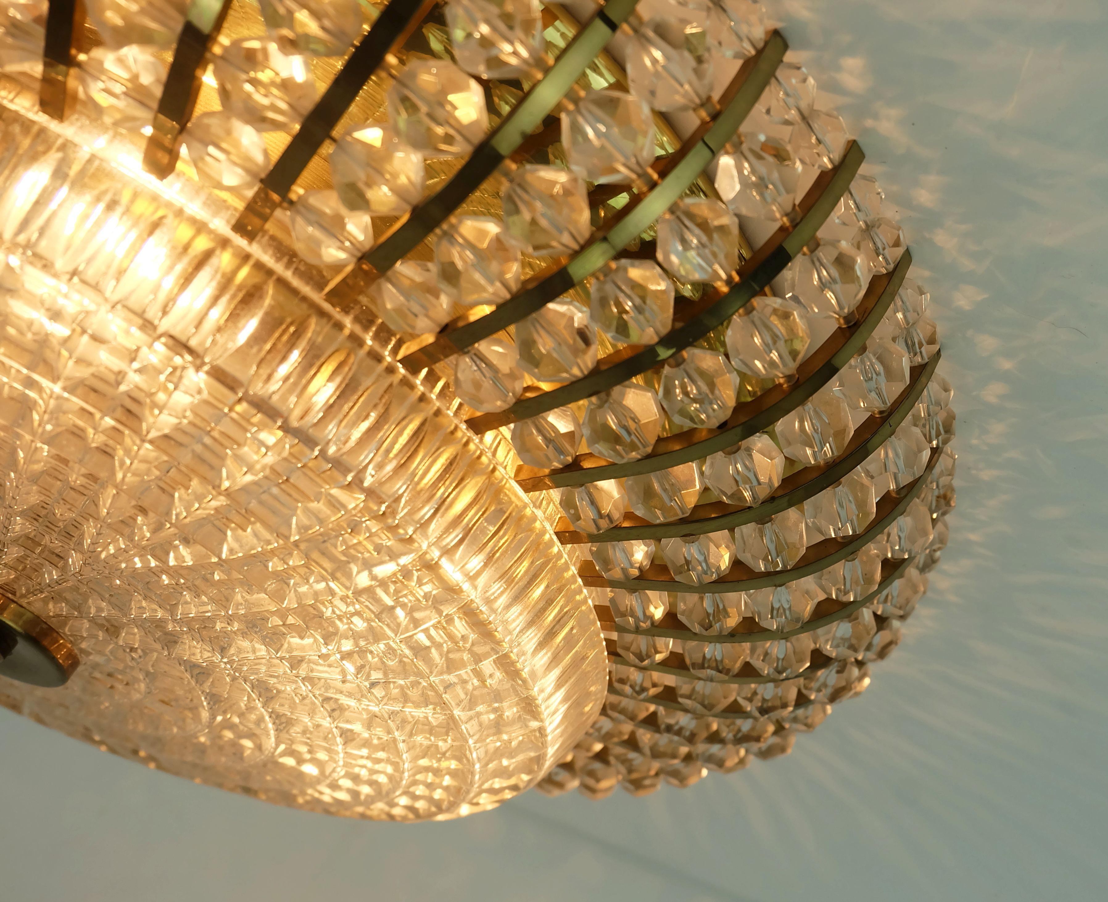 Lampada da soffitto glamour della metà del secolo scorso in ottone e vetro in vendita 3