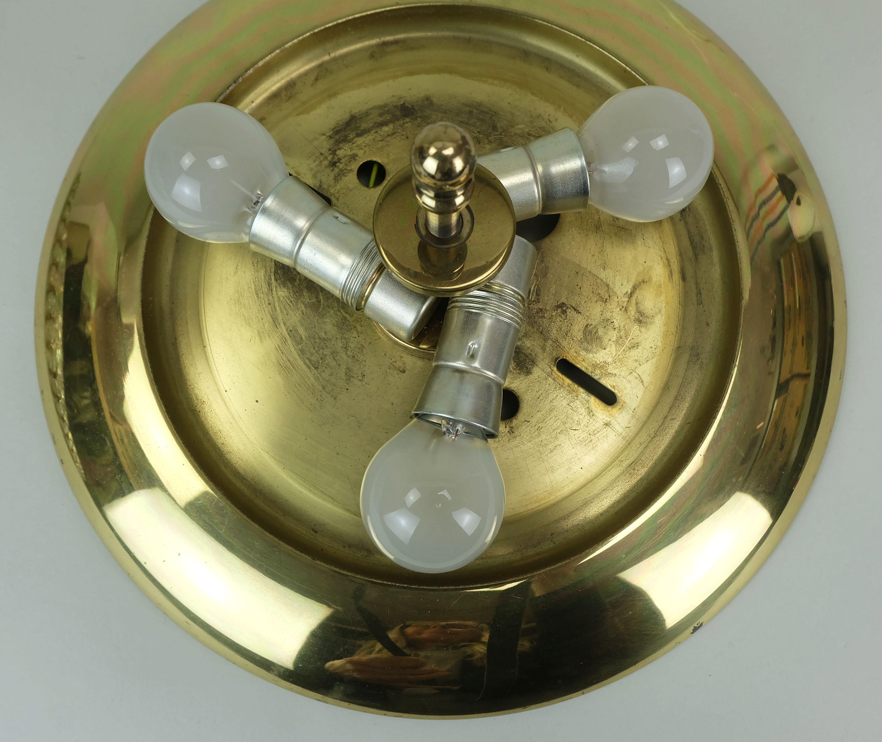glamurosa lámpara de techo de los años 60 de mediados de siglo latón y cristal en venta 4