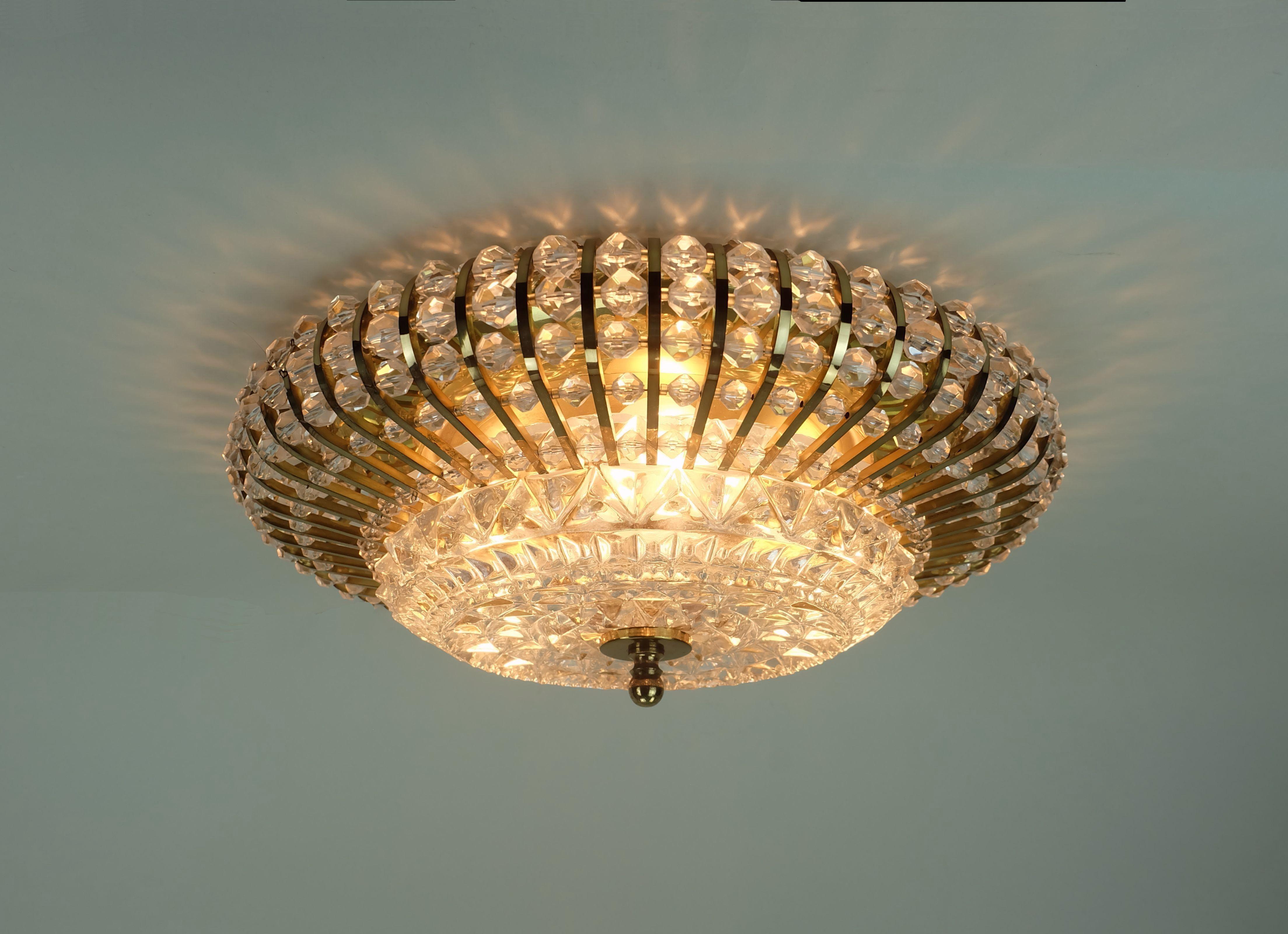 Fantástica y glamurosa lámpara de techo vintage. No hay etiqueta en la lámpara, muy probablemente fabricada por Palwa (Palme & Walter) en la década de 1960. La base es de latón. La pantalla está hecha de cristal facetado, latón y pequeñas perlas de