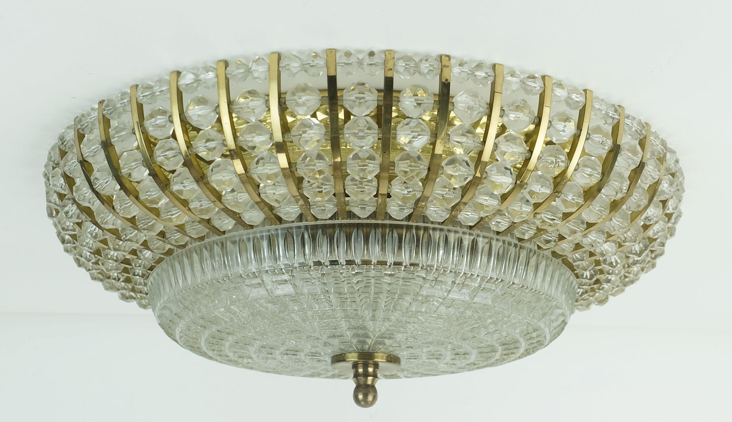 Fantastica e affascinante lampada da soffitto vintage. Nessuna etichetta sulla lampada, molto probabilmente prodotta da Palwa (Palme & Walter) negli anni Sessanta. La base è in ottone. Il paralume è composto da vetro sfaccettato, ottone e piccole