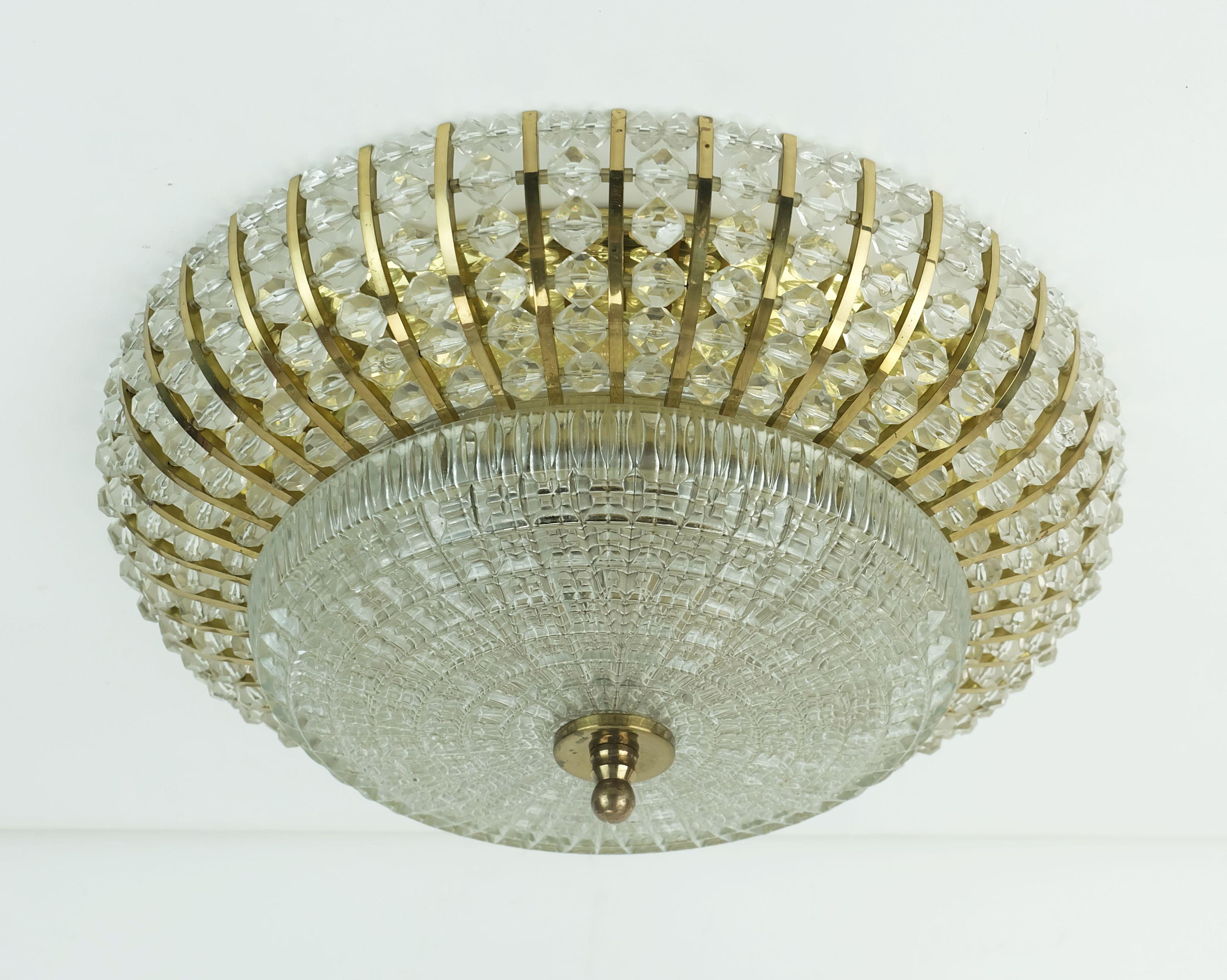 Mid-Century moderno Lampada da soffitto glamour della metà del secolo scorso in ottone e vetro in vendita
