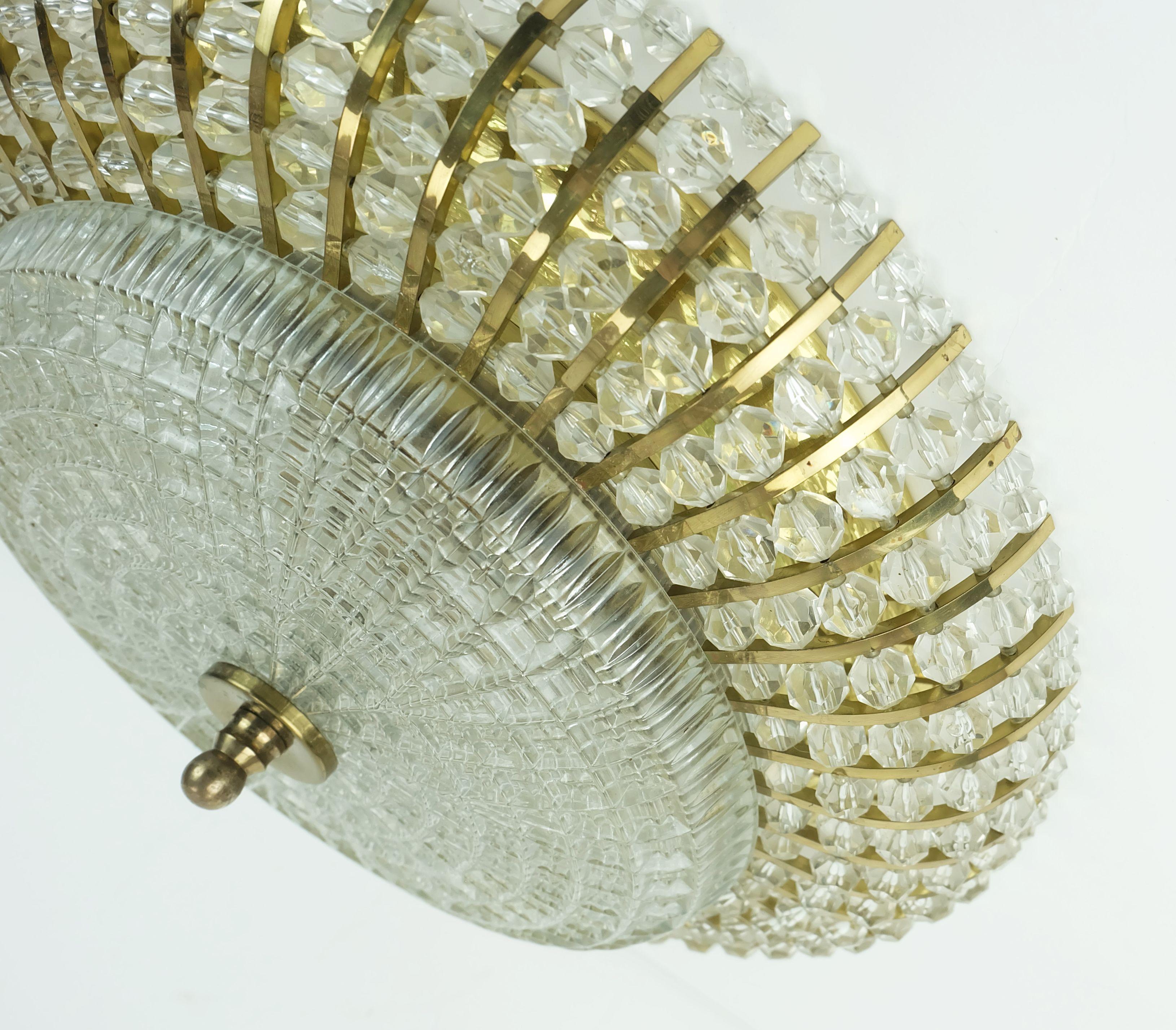Metà XX secolo Lampada da soffitto glamour della metà del secolo scorso in ottone e vetro in vendita