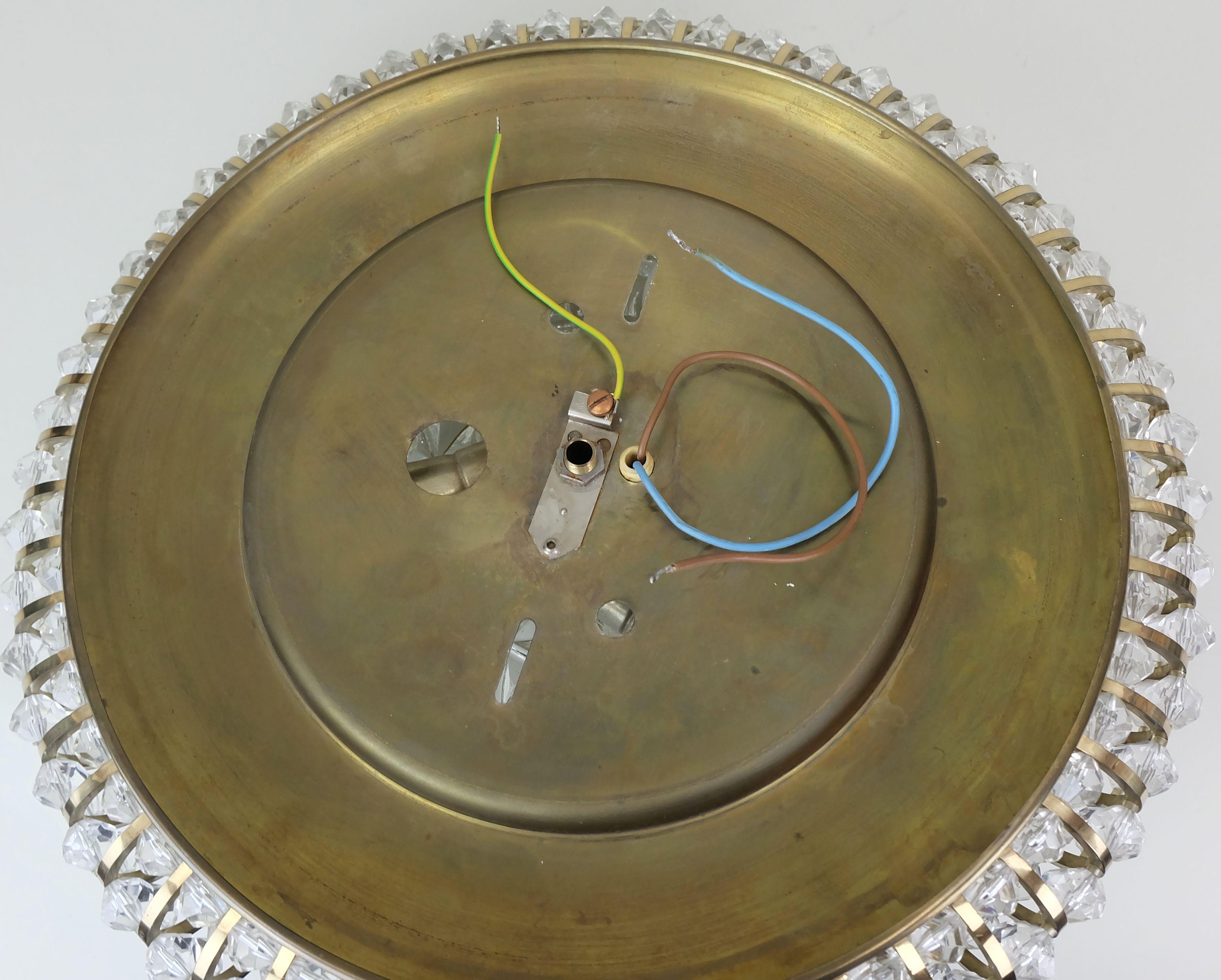 glamurosa lámpara de techo de los años 60 de mediados de siglo latón y cristal Latón en venta