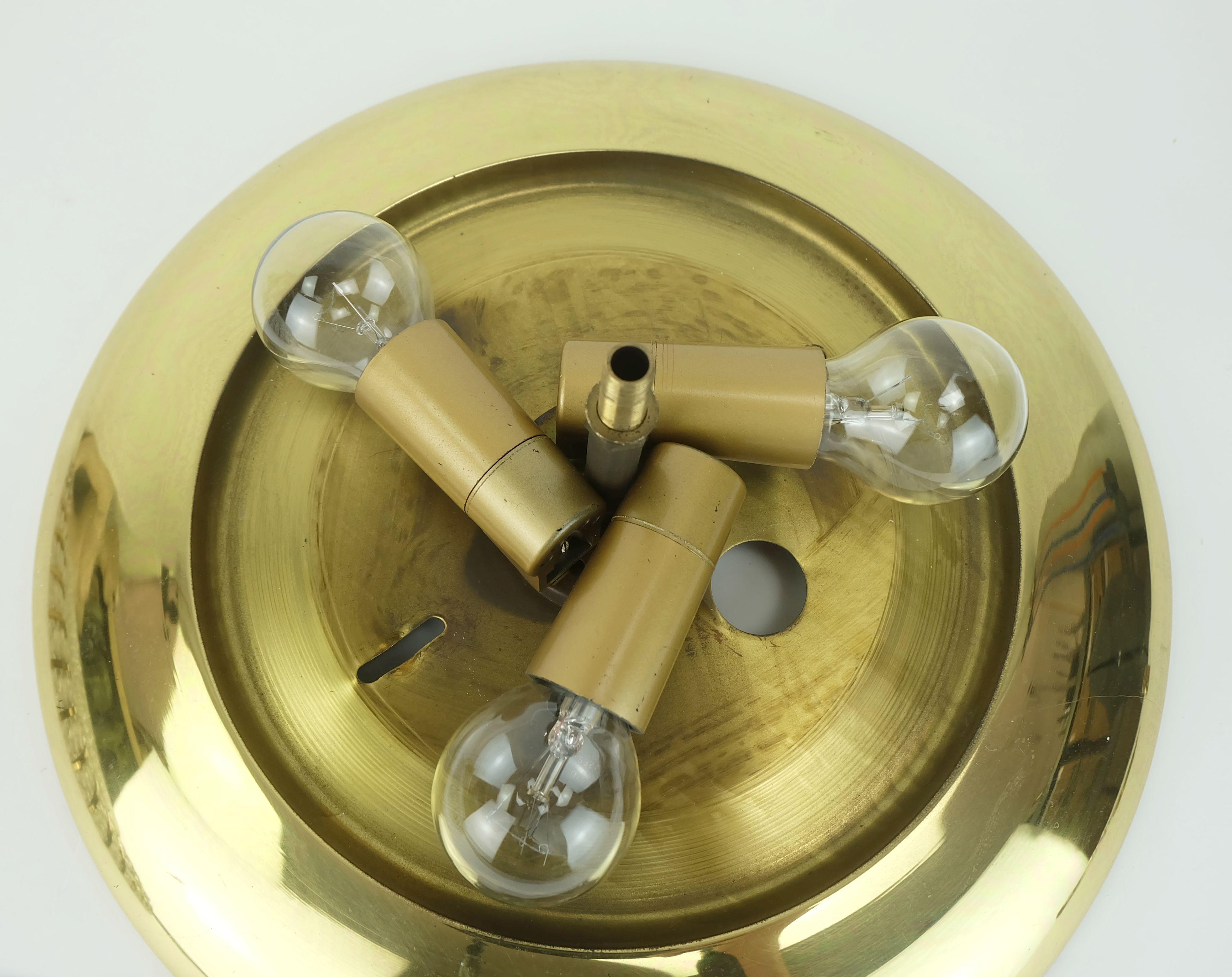 Ottone Lampada da soffitto glamour della metà del secolo scorso in ottone e vetro in vendita