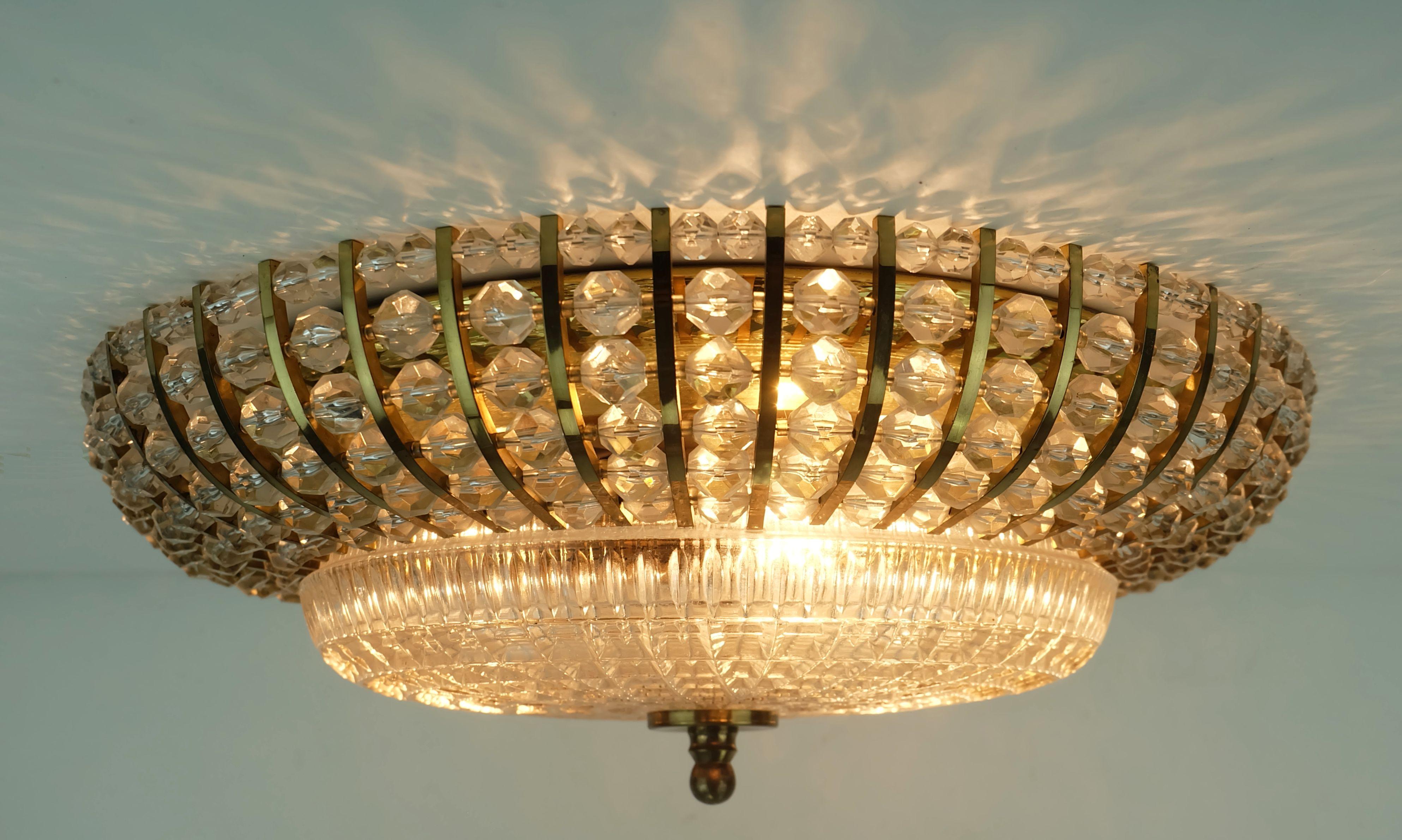 Lampada da soffitto glamour della metà del secolo scorso in ottone e vetro in vendita 1