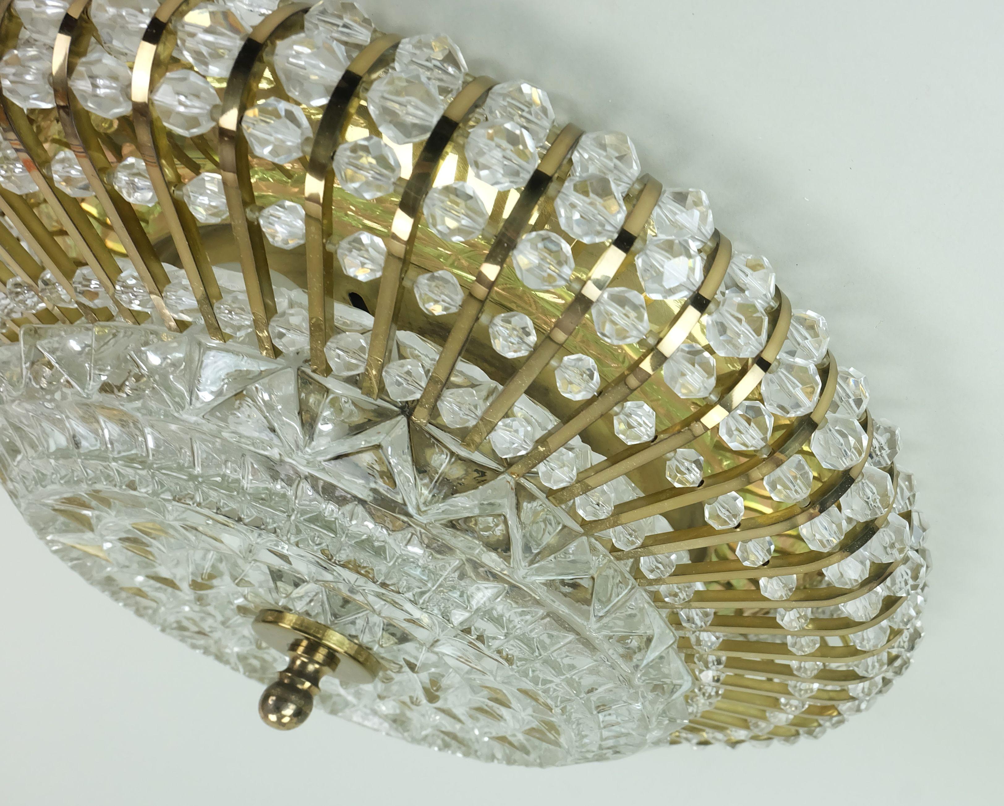 glamurosa lámpara de techo de los años 60 de mediados de siglo latón y cristal en venta 2