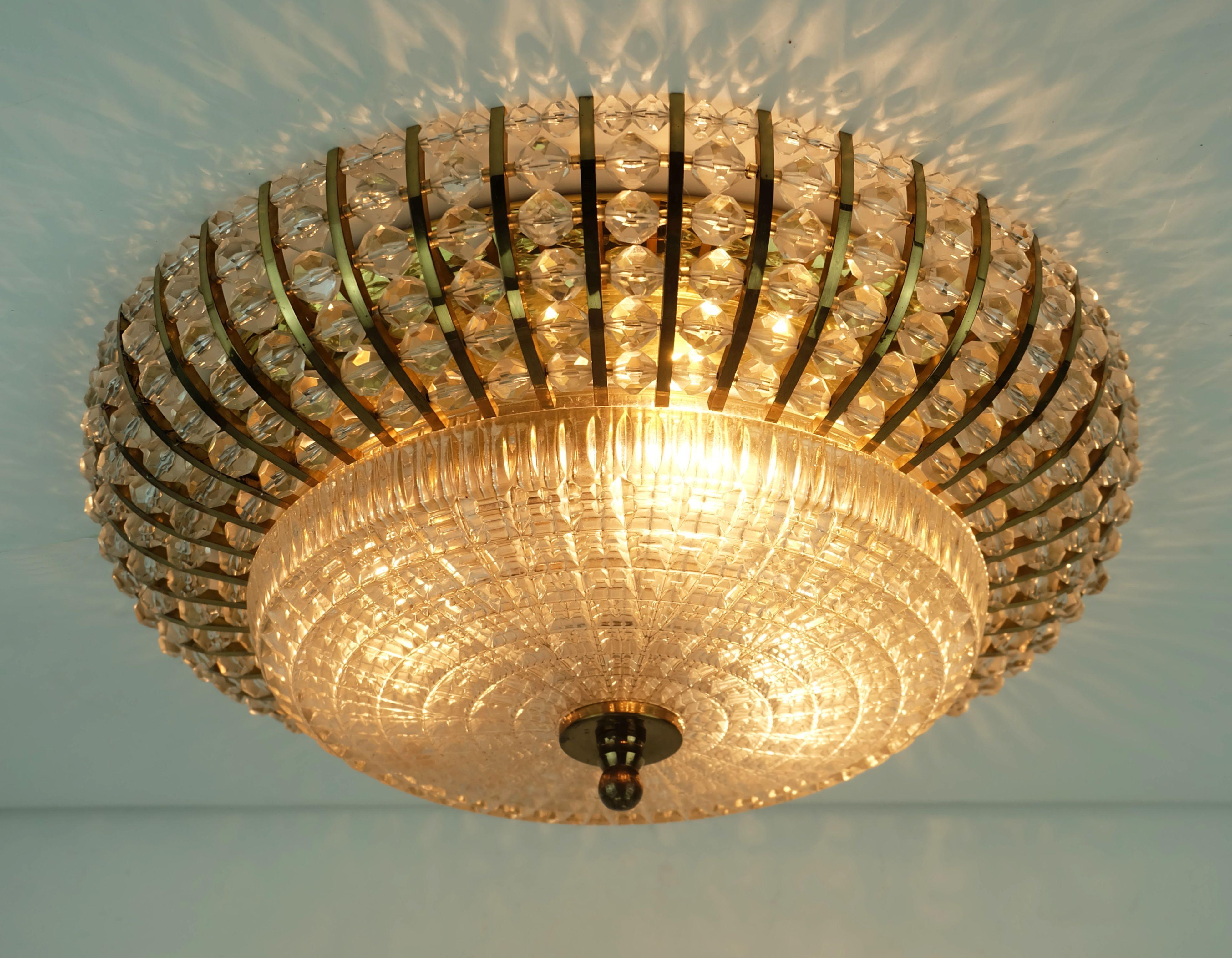 Lampada da soffitto glamour della metà del secolo scorso in ottone e vetro in vendita 2
