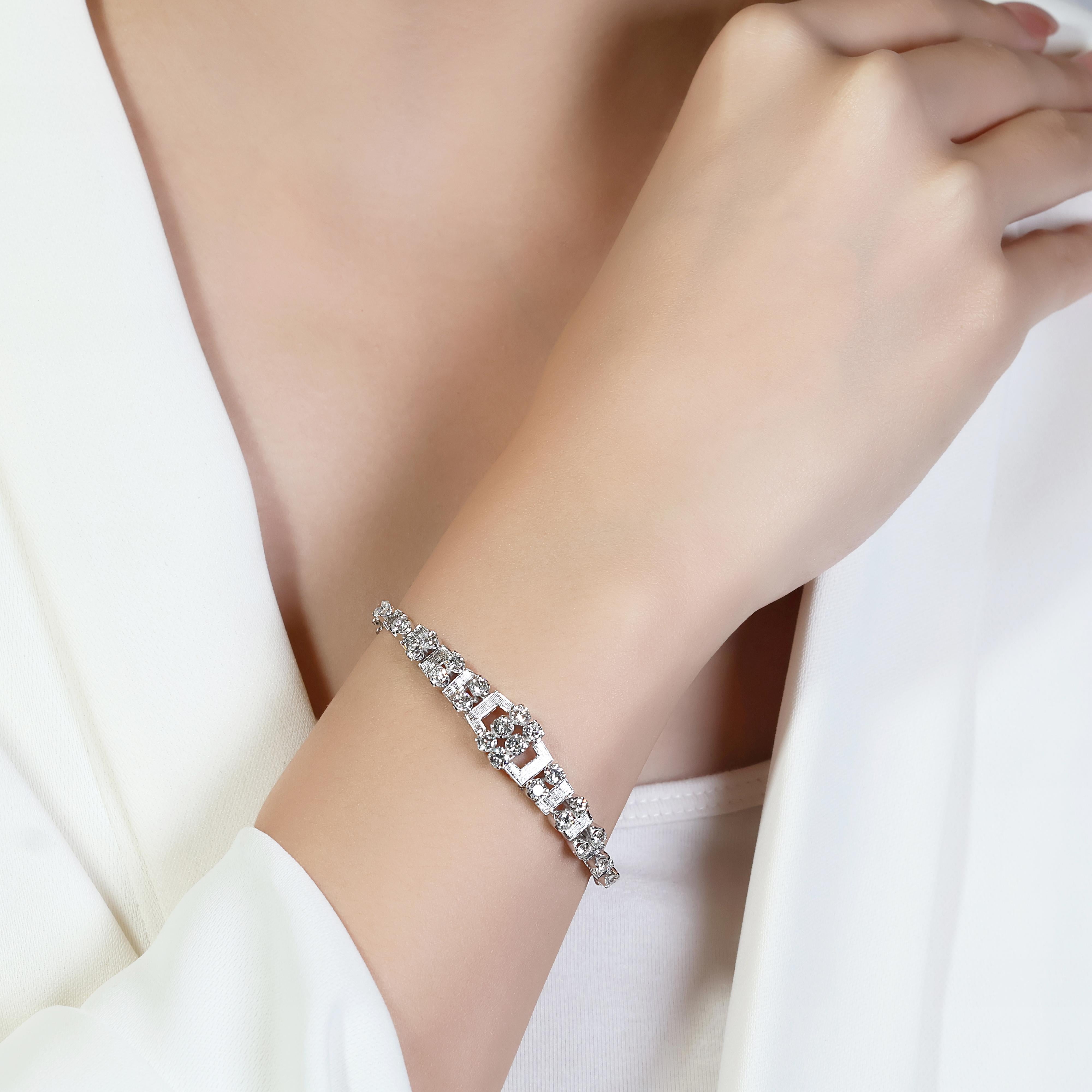 Ce bracelet exquis en platine est un chef-d'œuvre de luxe et de sophistication. Ornée de 22 diamants ronds de taille brillant, totalisant 2,20 carats, chaque pierre affiche une couleur G et une pureté VS-SI, garantissant une brillance