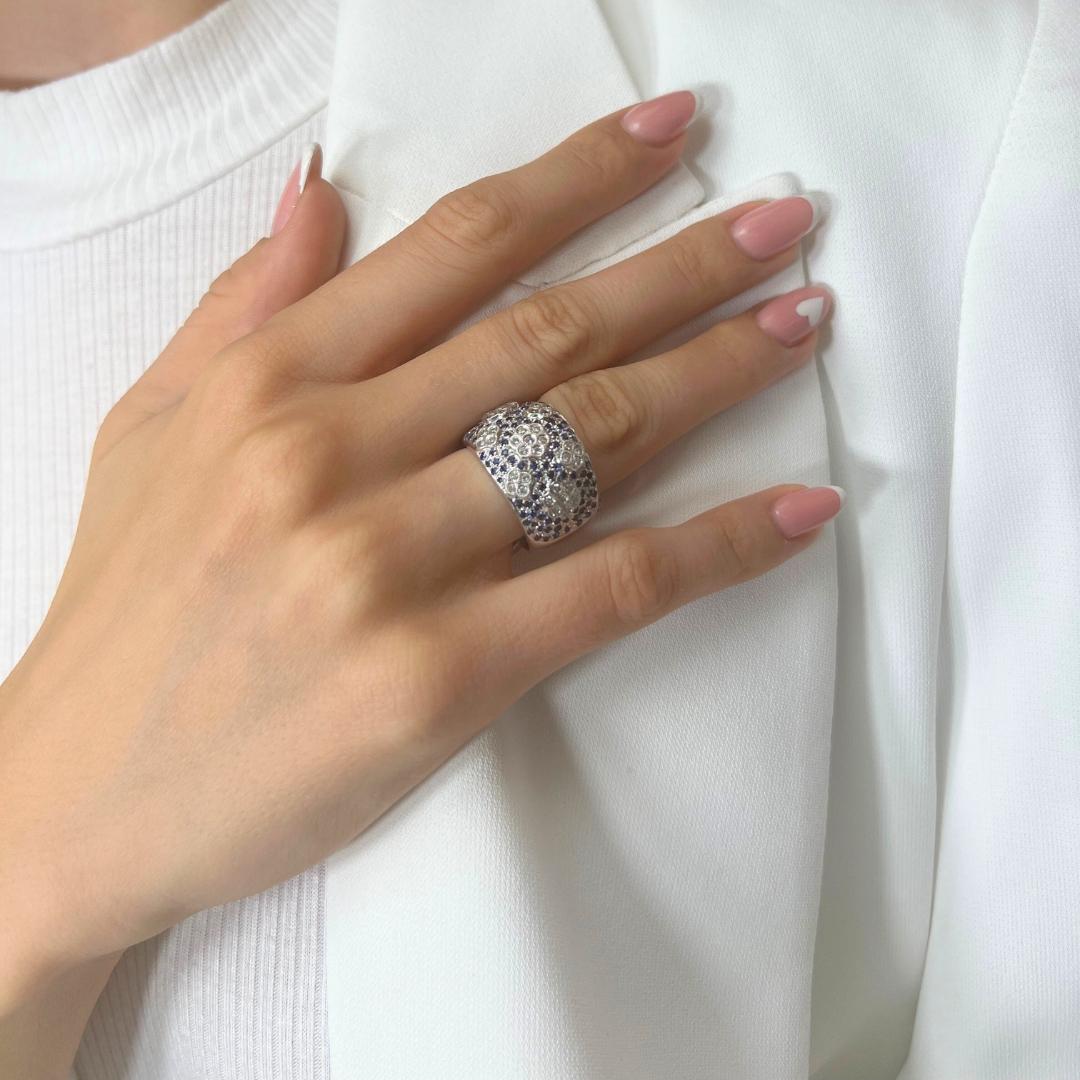 Glamouröser Cocktailring mit 2,01 Karat Diamanten aus 18 Karat Weißgold - IGI-zertifiziert

Schmücken Sie Ihre Hand mit diesem prächtigen Cocktailring aus 18 Karat Weißgold, der mit 128 runden Saphiren mit einem Gesamtkaratgewicht von 1,45 Karat