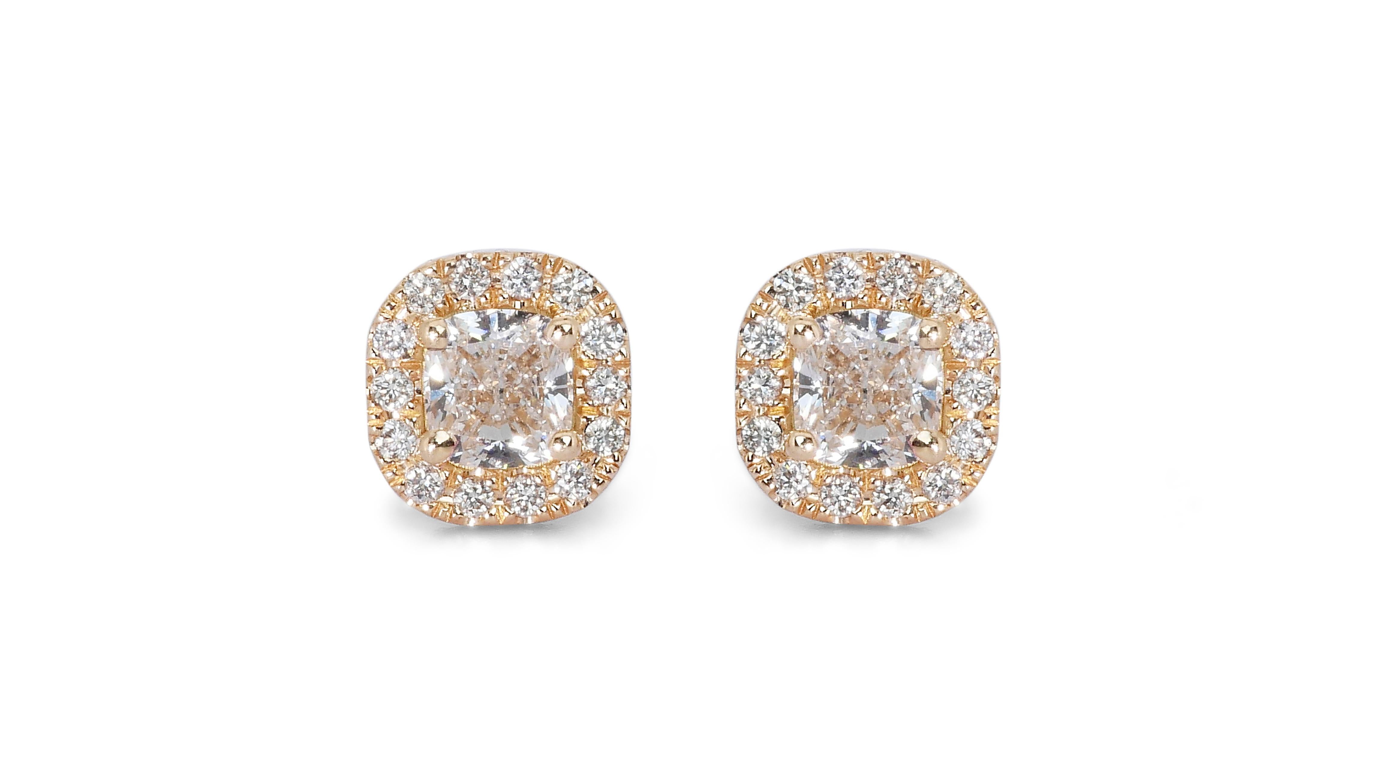 Glamouröse Halo-Ohrringe mit 2,20 Karat Diamanten in  18 Karat Gelbgold – GIA-zertifiziert

Erhöhen Sie Ihren Stil mit diesen glamourösen Ohrringen aus 18 Karat Roségold, die in der Mitte jeweils einen Diamanten im Kissenschliff mit einem