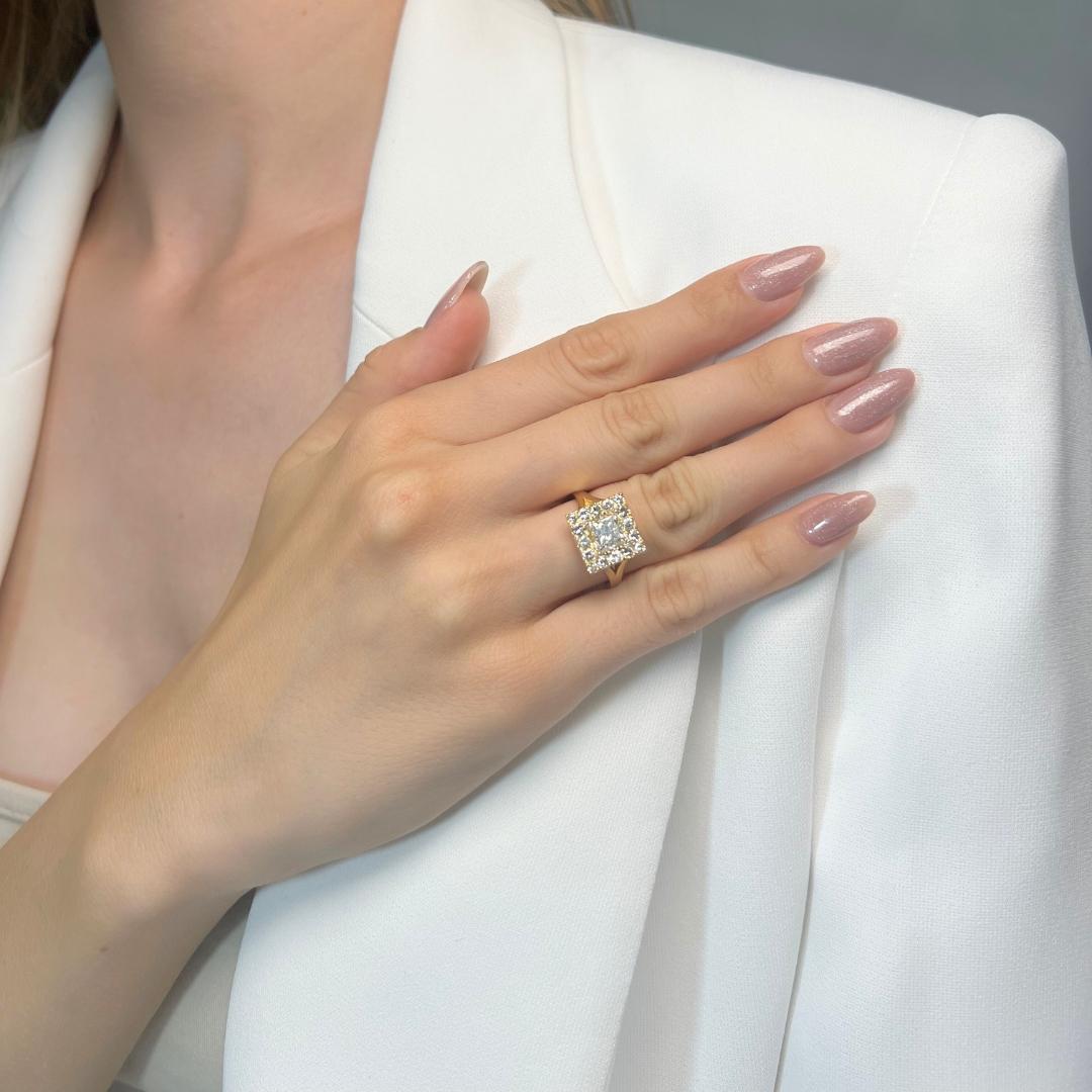 Anello aureola con 2,28 carati di diamanti in oro giallo 18 carati - Certificato IGI

Eleva il tuo stile con questo anello con diamante in oro giallo 18 carati. Al centro, un magnifico diamante a taglio quadrato di 1,51 carati cattura l'attenzione