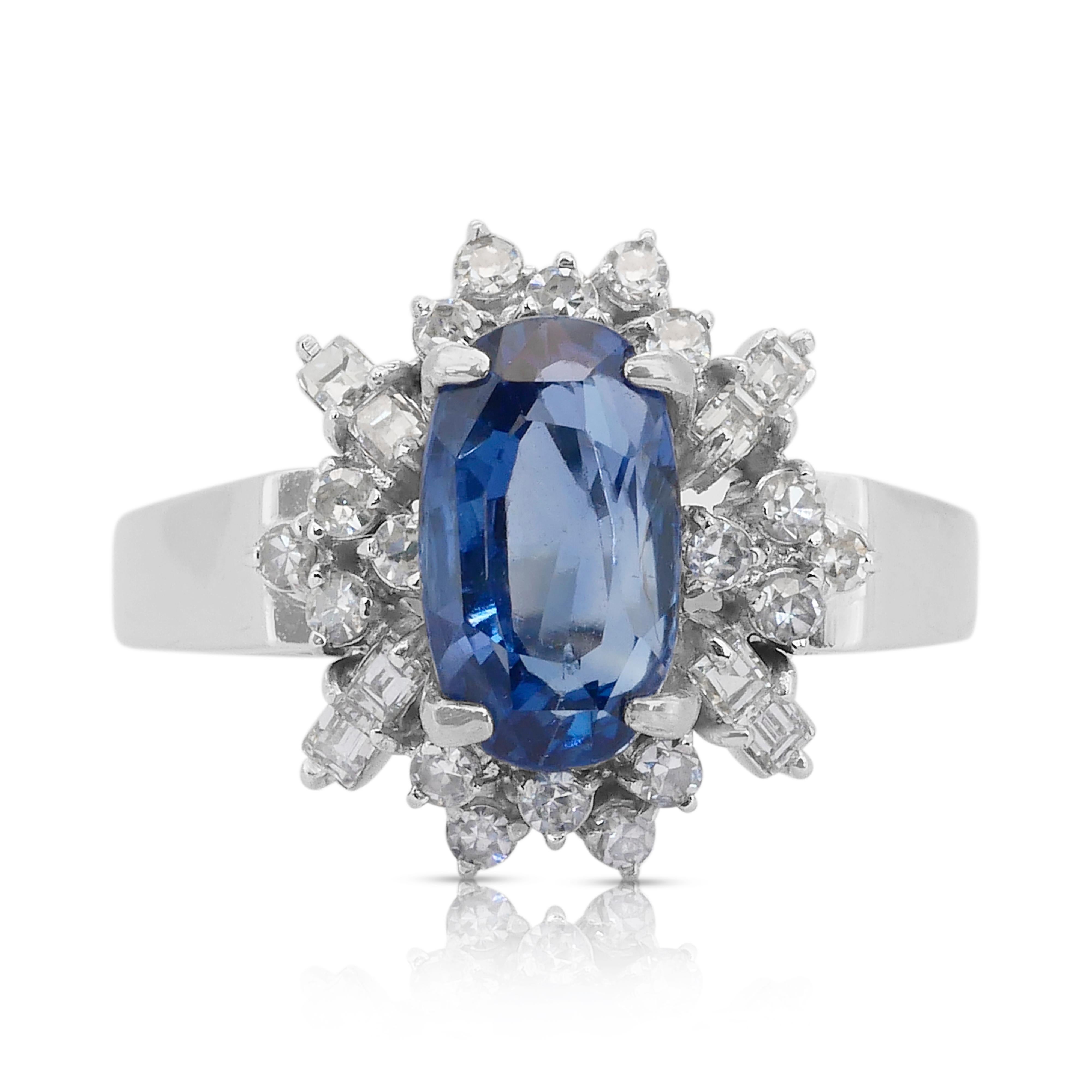 Glamuroso Anillo en Racimo de Zafiro y Diamantes de 2,50 ct en Oro Blanco de 14k - Certificado IGI

Este anillo en racimo de oro blanco de 14k tiene un fascinante zafiro azul talla oval de 2,20 ct como luminosa pieza central. El rico tono se realza