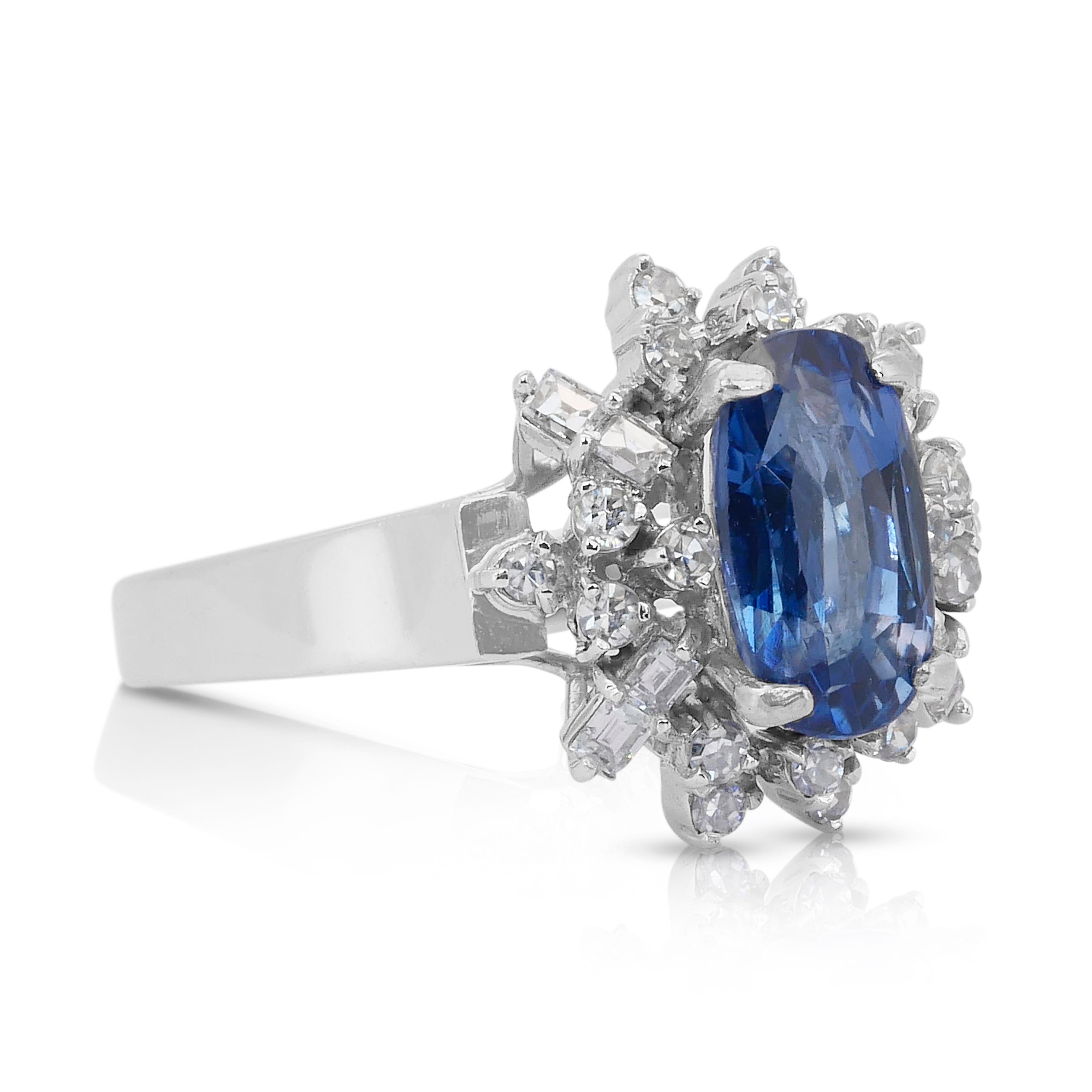 Glamuroso Anillo en Racimo de Zafiro y Diamantes de 2,50 ct en Oro Blanco de 14k Corte oval en venta
