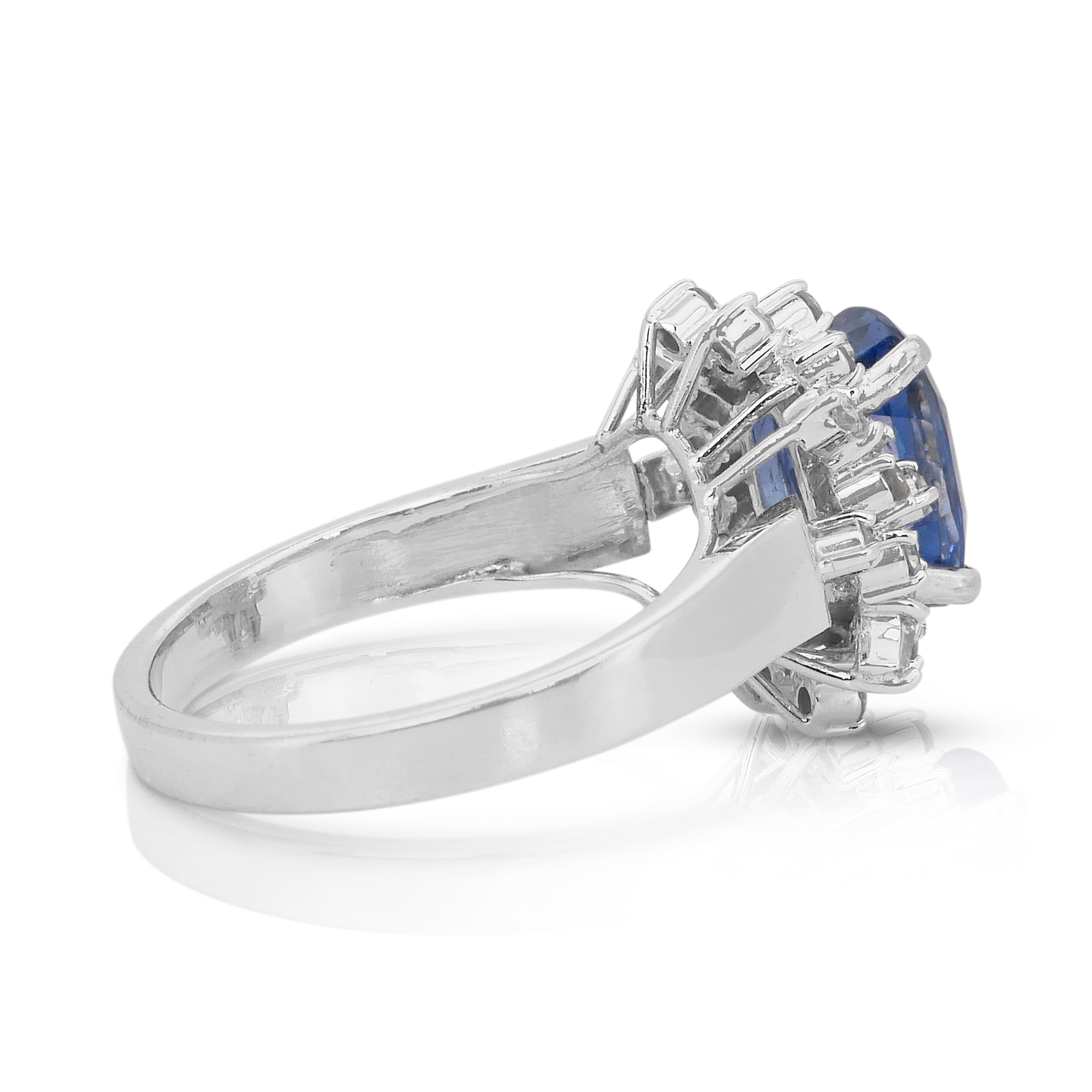 Glamuroso Anillo en Racimo de Zafiro y Diamantes de 2,50 ct en Oro Blanco de 14k en Nuevo estado para la venta en רמת גן, IL