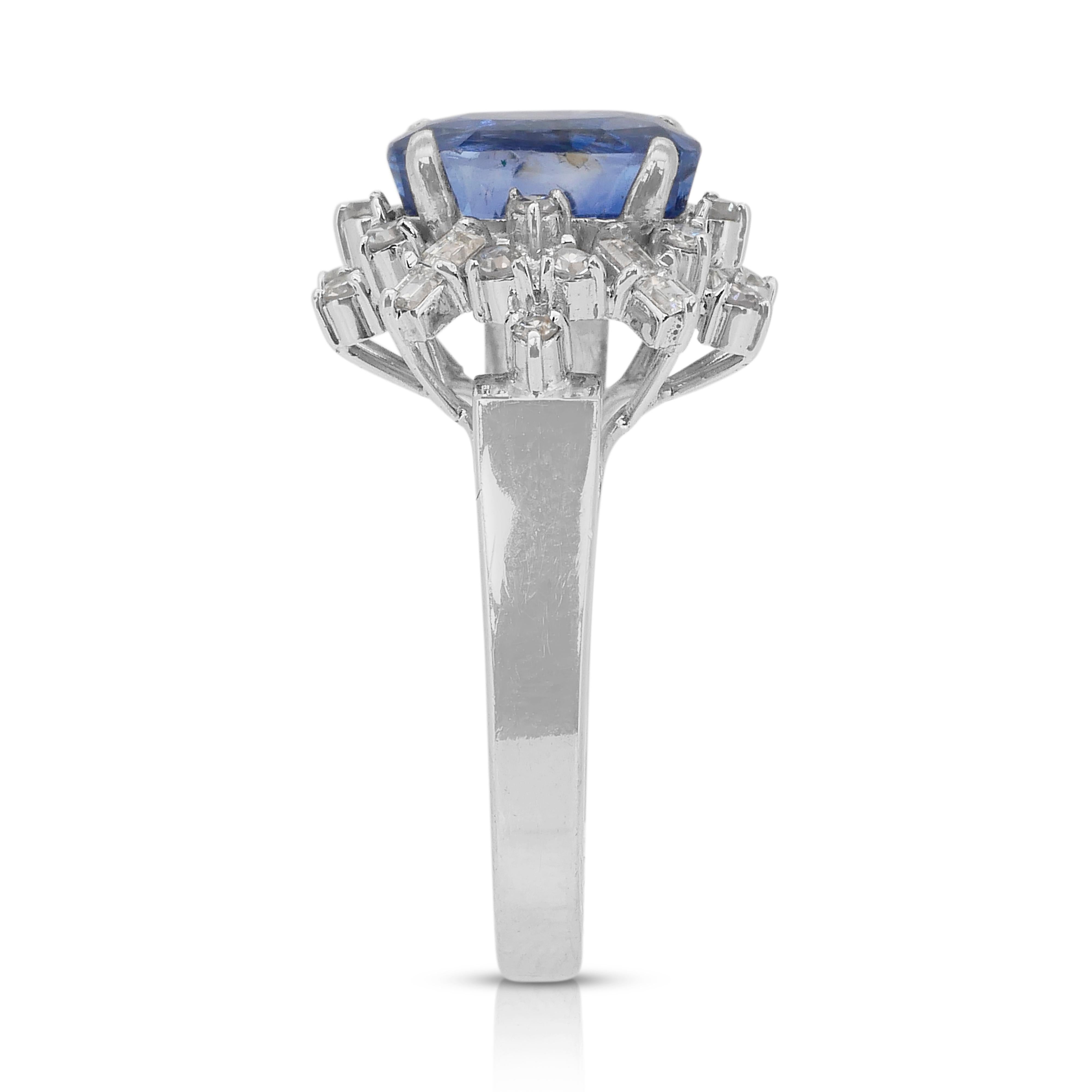Glamuroso Anillo en Racimo de Zafiro y Diamantes de 2,50 ct en Oro Blanco de 14k en venta 1