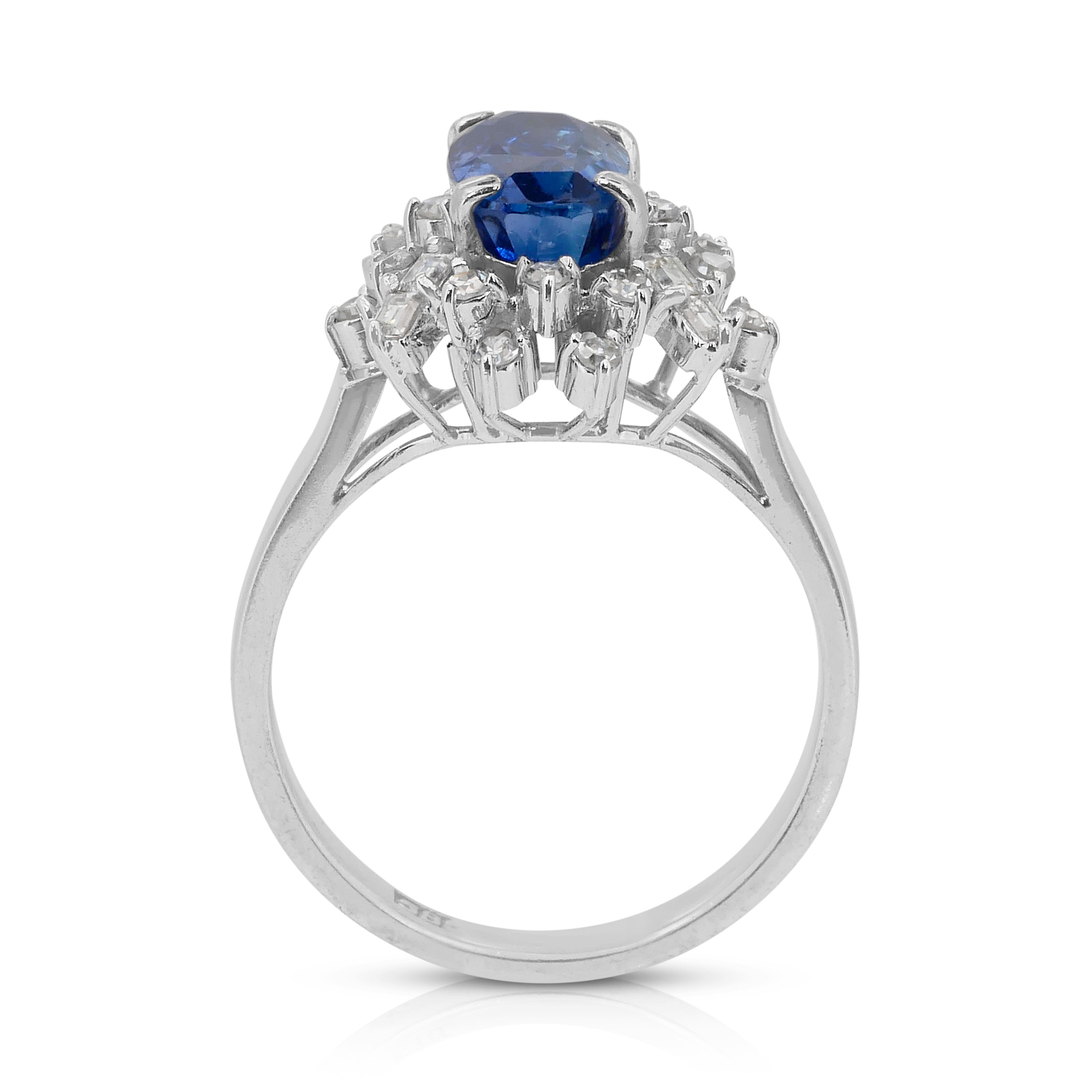 Glamuroso Anillo en Racimo de Zafiro y Diamantes de 2,50 ct en Oro Blanco de 14k en venta 3