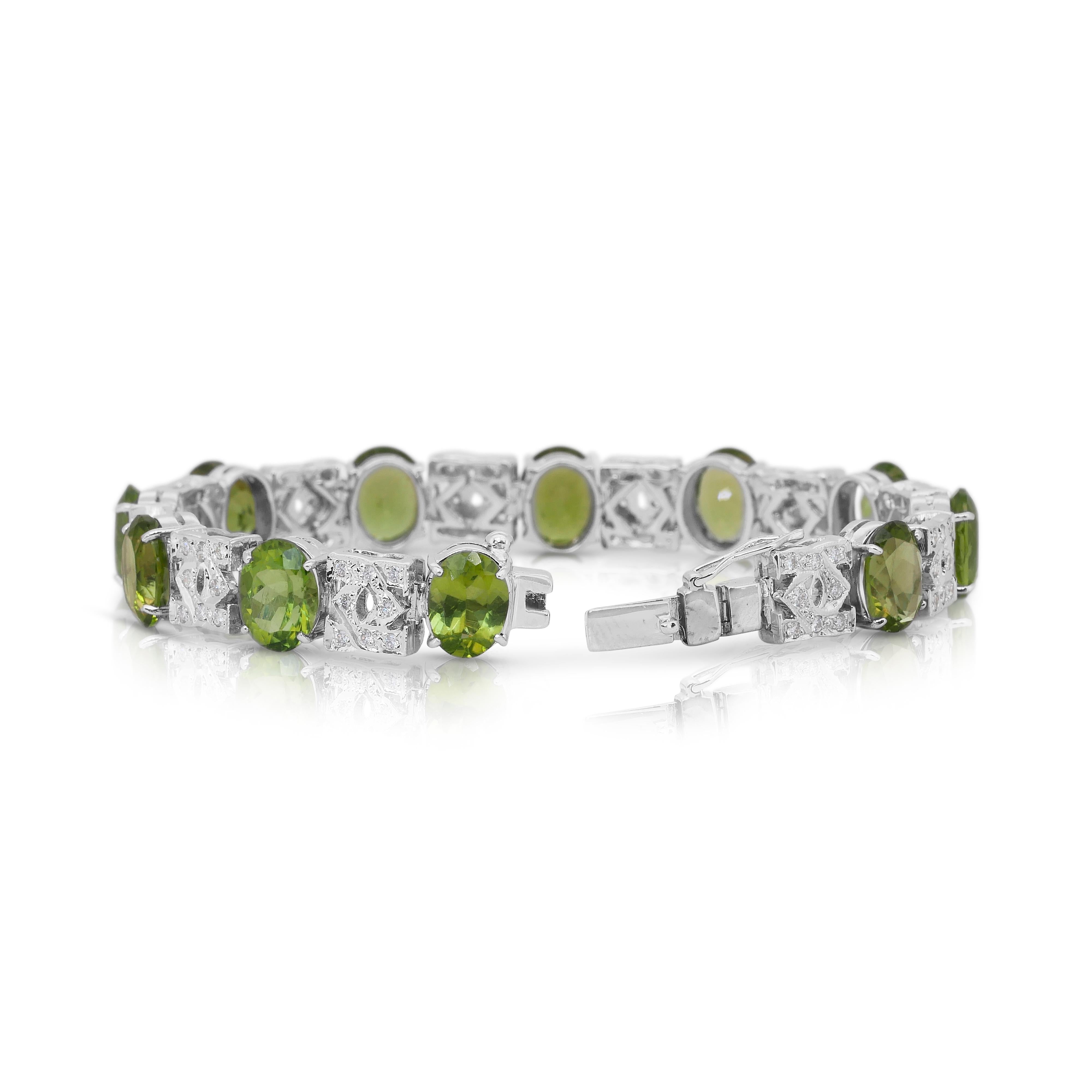 Glamorous 27.42ct Peridots and Diamonds Bracelet in 14k White Gold In New Condition For Sale In רמת גן, IL