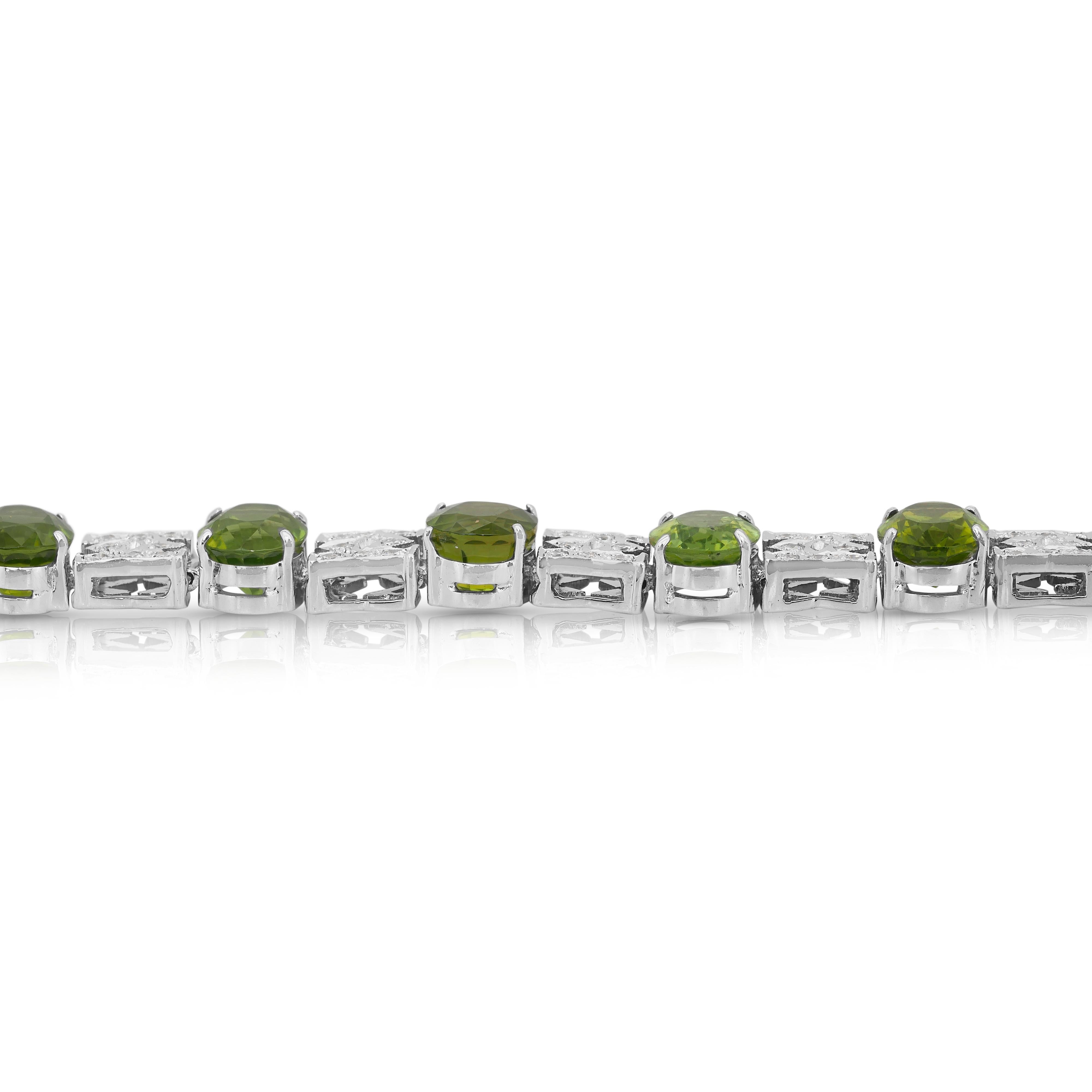 Glamorous 27.42ct Peridots and Diamonds Bracelet in 14k White Gold For Sale 2
