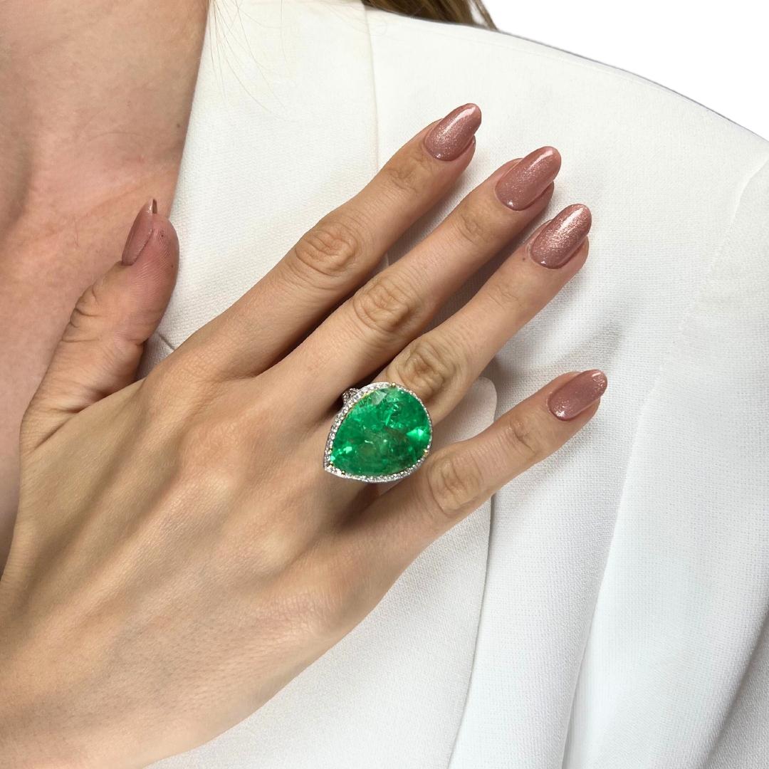 Glamouröser 28,26ct Smaragd und Diamanten Cluster Ring in 18k Weißgold mit GRS & IGI Zertifizierung

Umarmen Sie das Außergewöhnliche mit diesem majestätischen Smaragdring, der in 18 Karat Weißgold gefertigt ist. Das Herzstück ist ein