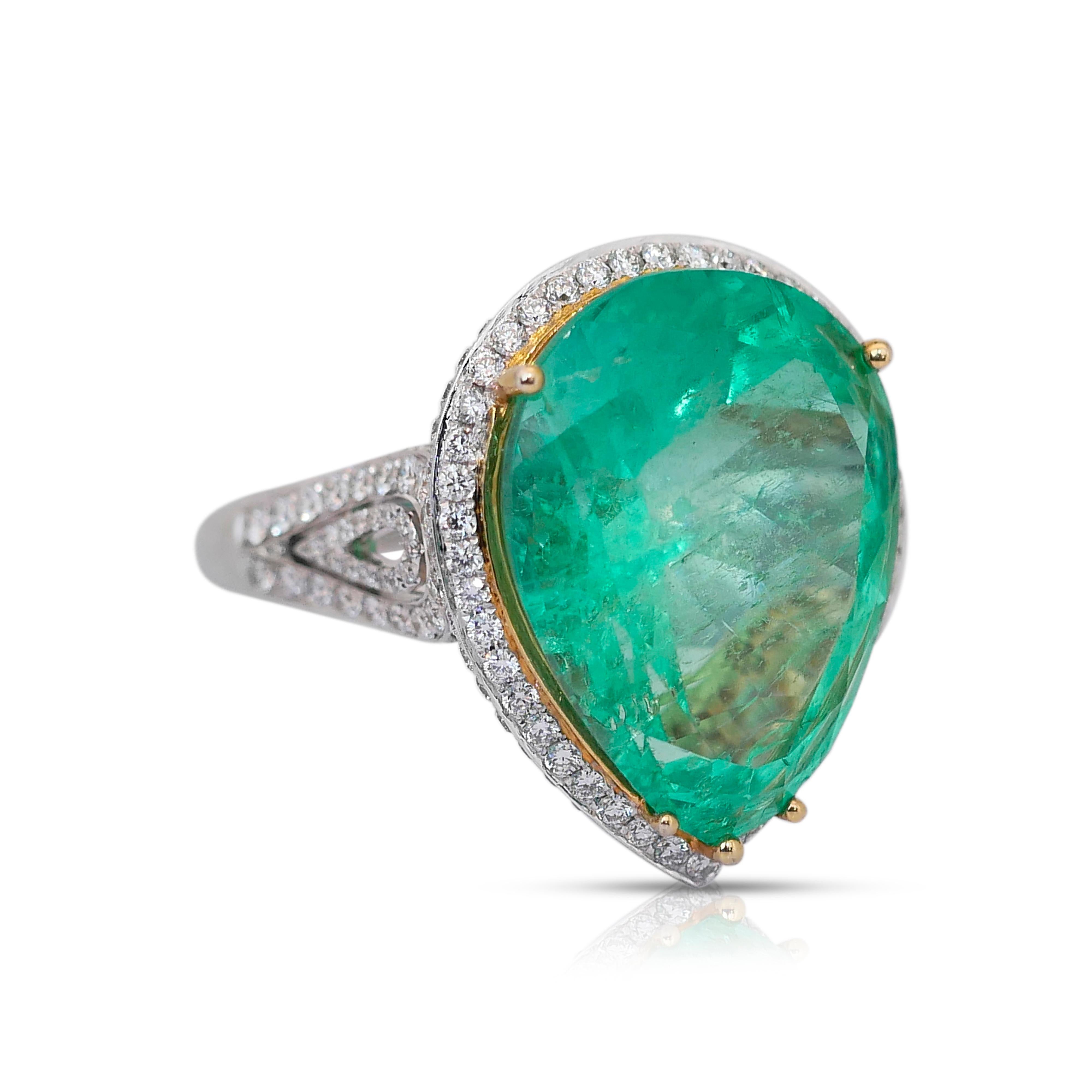 Glamouröser 28.26 Karat Smaragd- und Diamant-Cluster-Ring aus 18 Karat Weißgold (Tropfenschliff) im Angebot