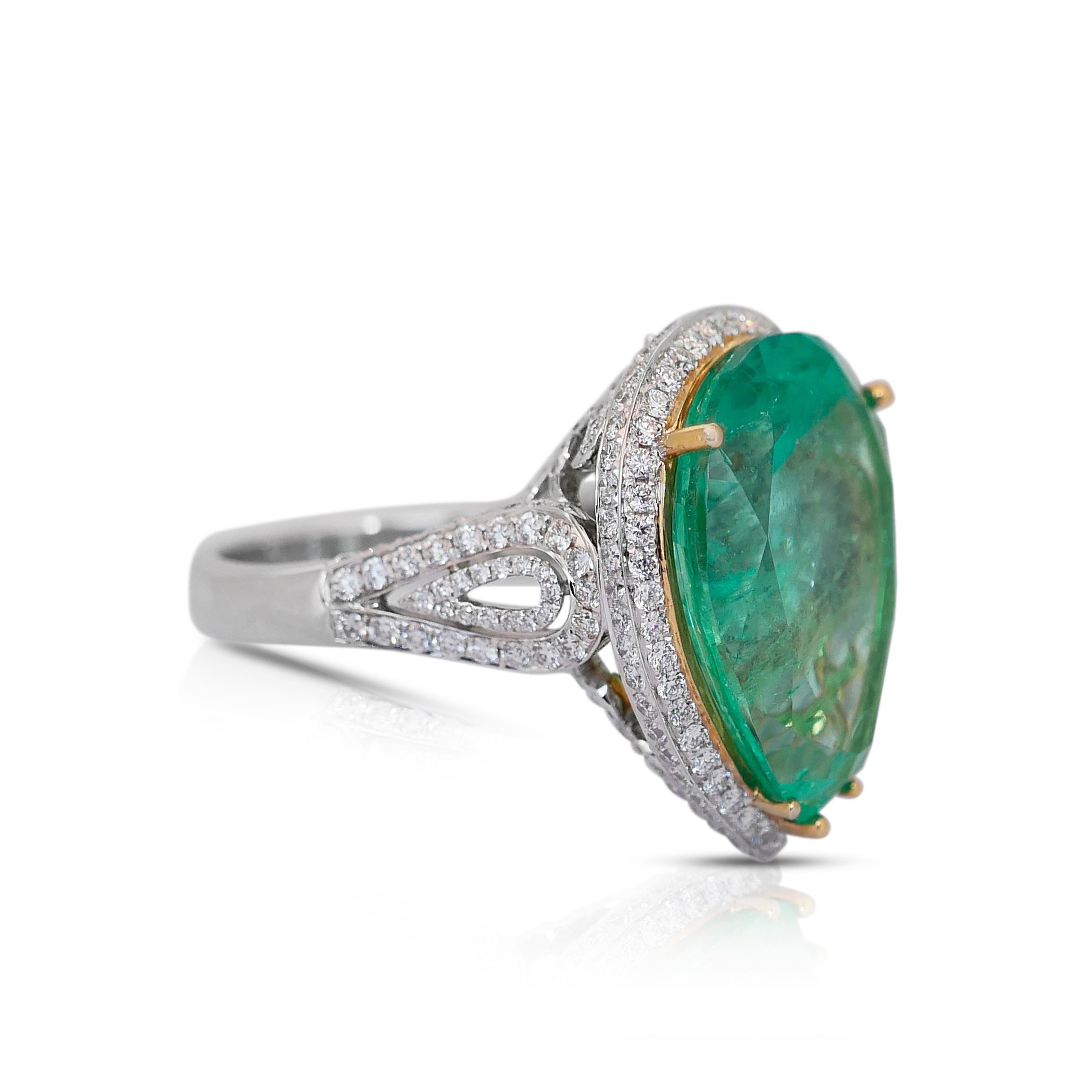 Glamouröser 28.26 Karat Smaragd- und Diamant-Cluster-Ring aus 18 Karat Weißgold im Zustand „Neu“ im Angebot in רמת גן, IL