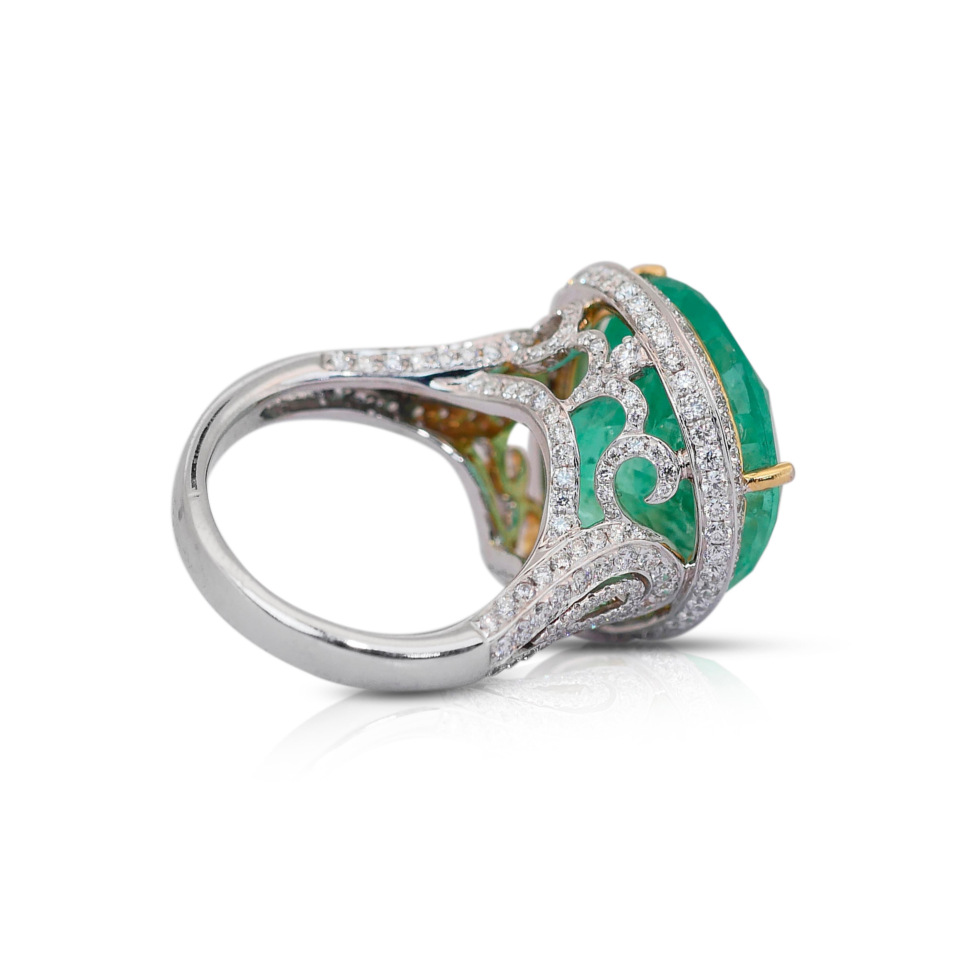 Glamouröser 28.26 Karat Smaragd- und Diamant-Cluster-Ring aus 18 Karat Weißgold Damen im Angebot