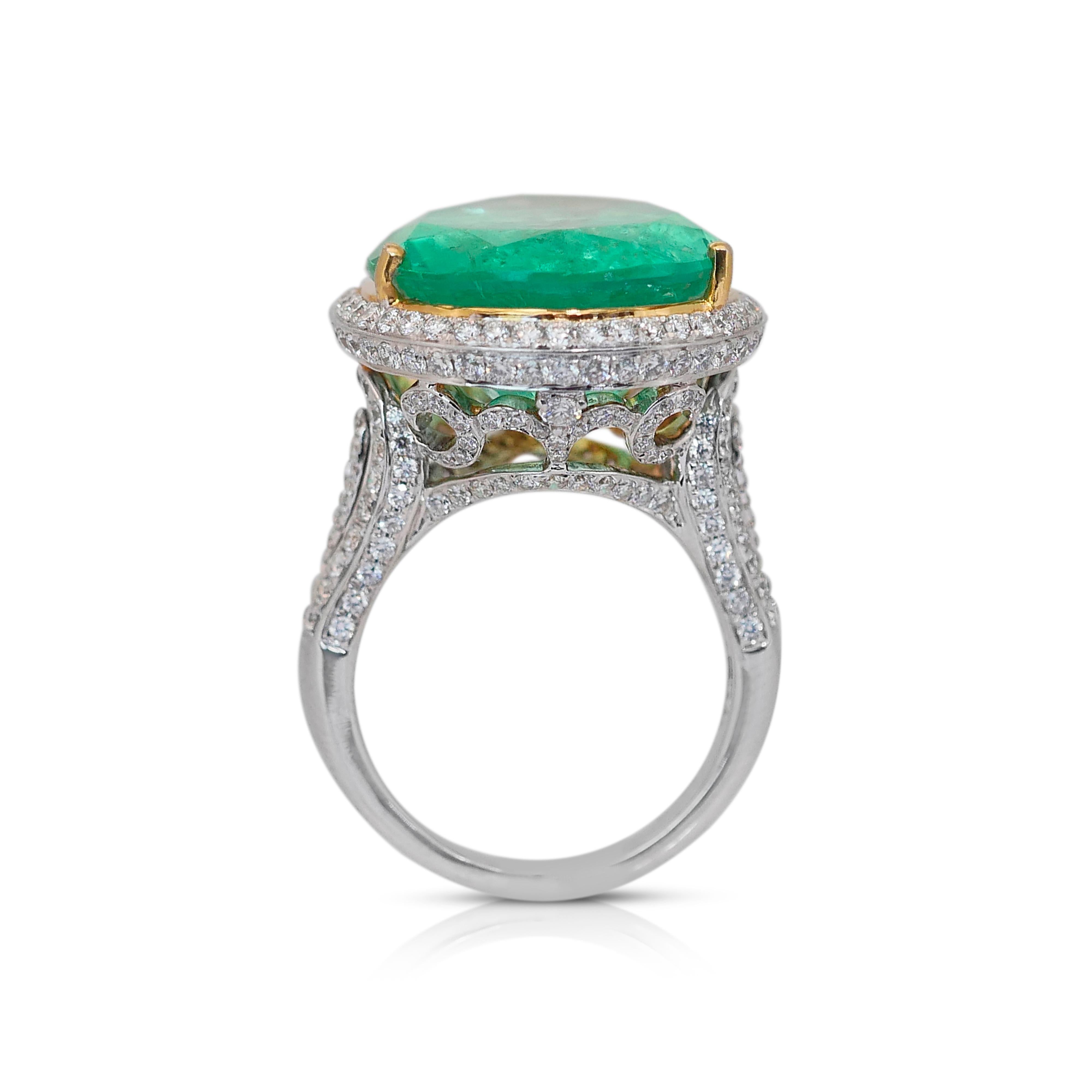 Glamouröser 28.26 Karat Smaragd- und Diamant-Cluster-Ring aus 18 Karat Weißgold im Angebot 1