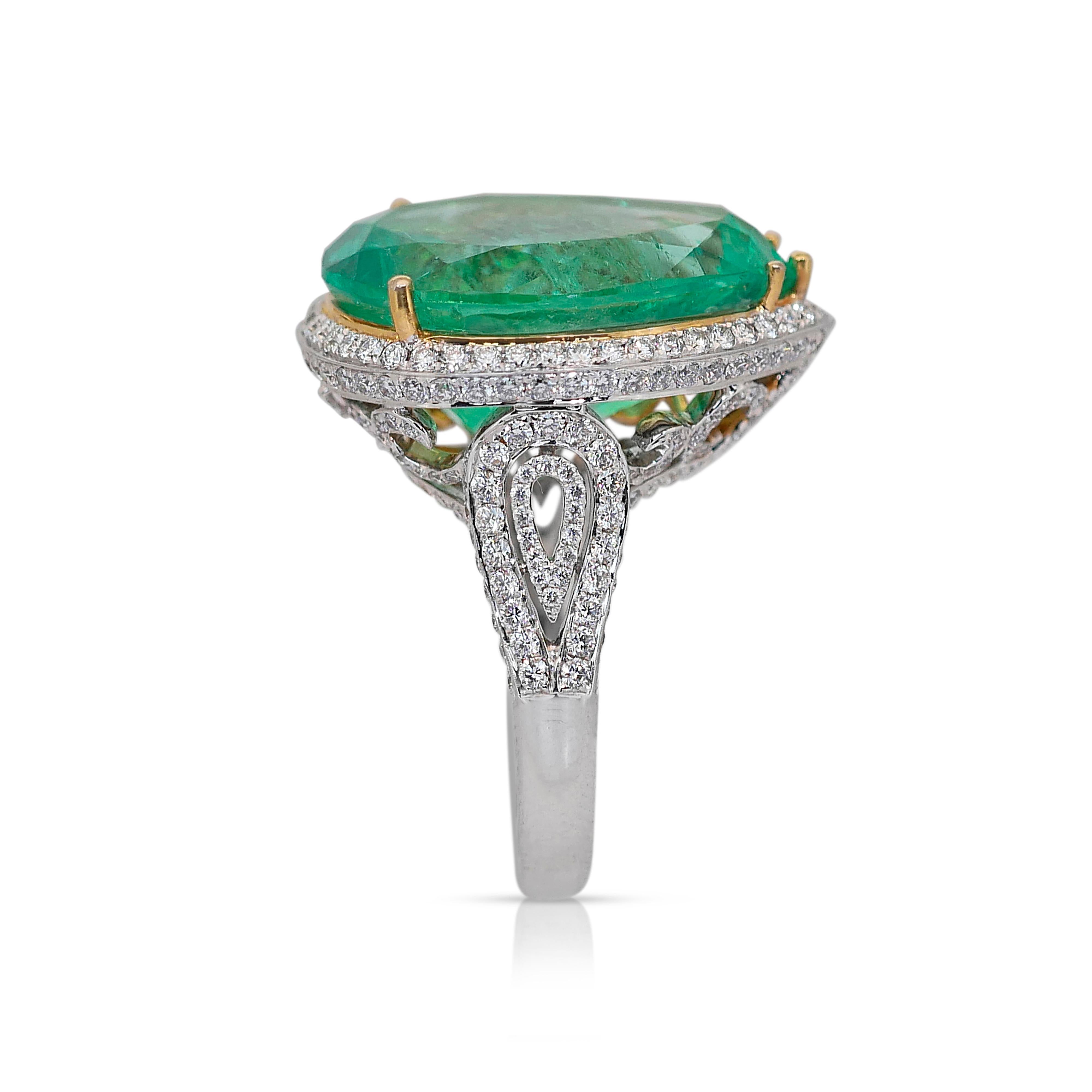 Glamouröser 28.26 Karat Smaragd- und Diamant-Cluster-Ring aus 18 Karat Weißgold im Angebot 2