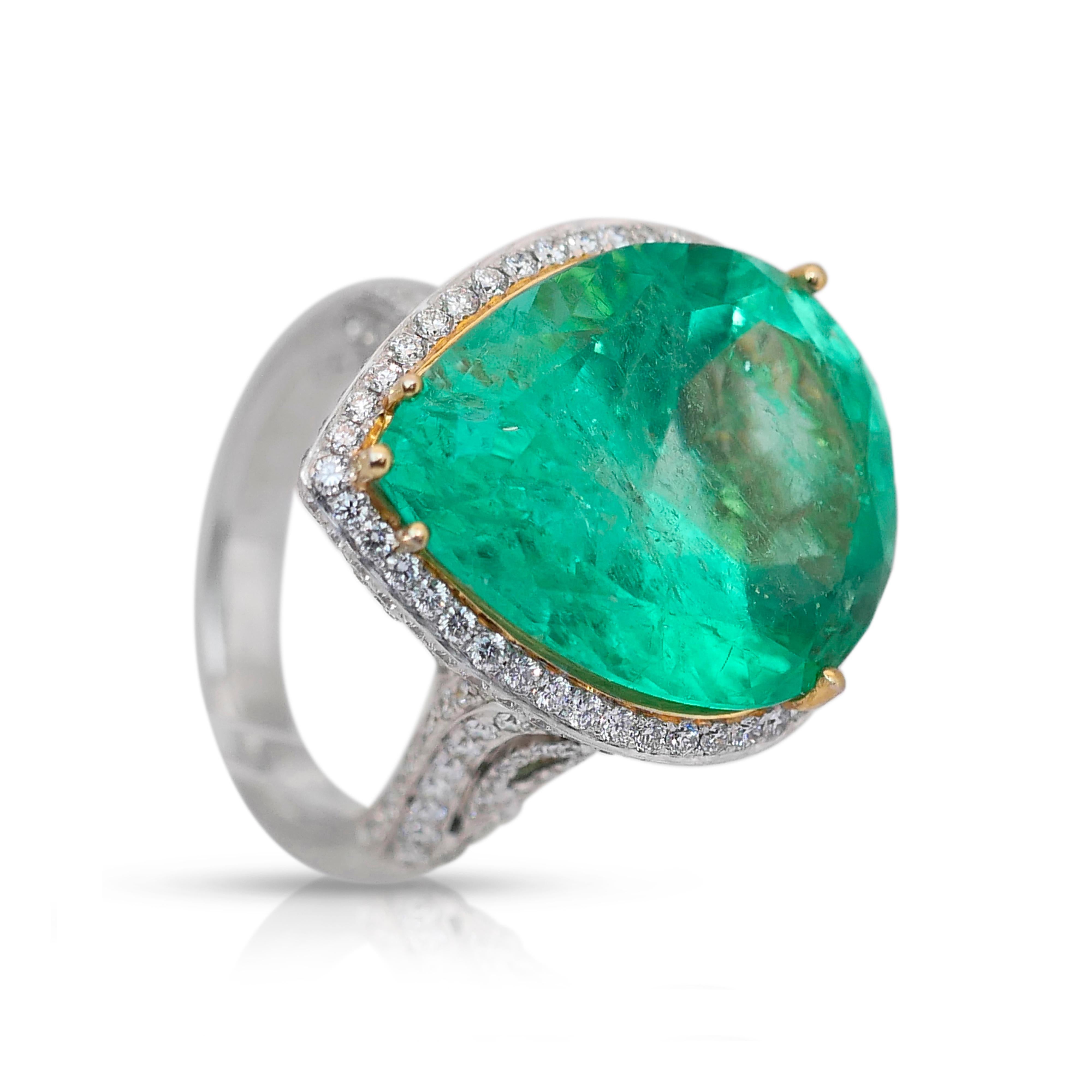 Glamouröser 28.26 Karat Smaragd- und Diamant-Cluster-Ring aus 18 Karat Weißgold im Angebot 3