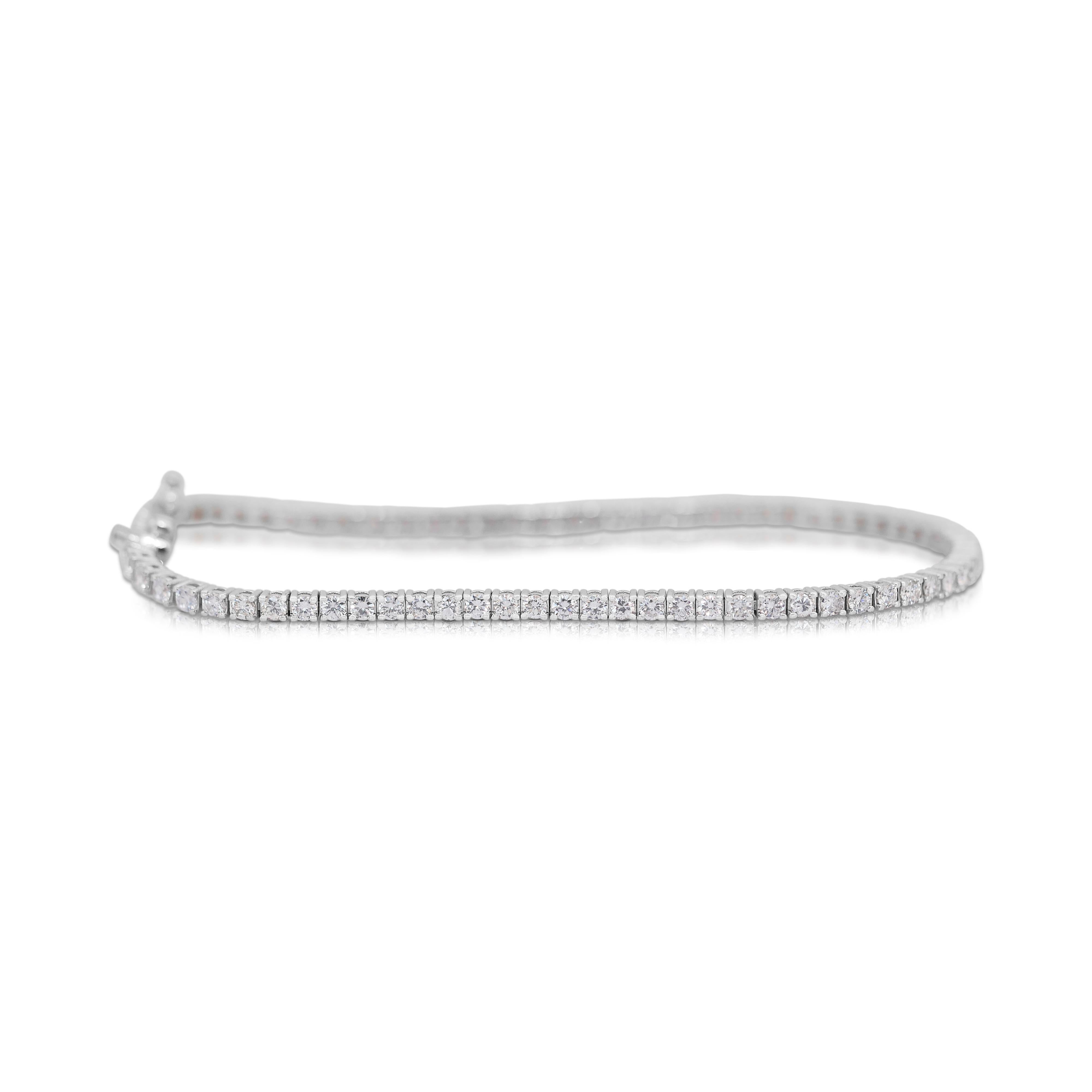 Elaborada en oro blanco de 18 quilates, esta impresionante pulsera tenis brilla con 74 diamantes redondos, que suman un total de 2,88 quilates. Estos diamantes ofrecen un tono blanco excepcional y un brillo notable, realzado por una buena talla que