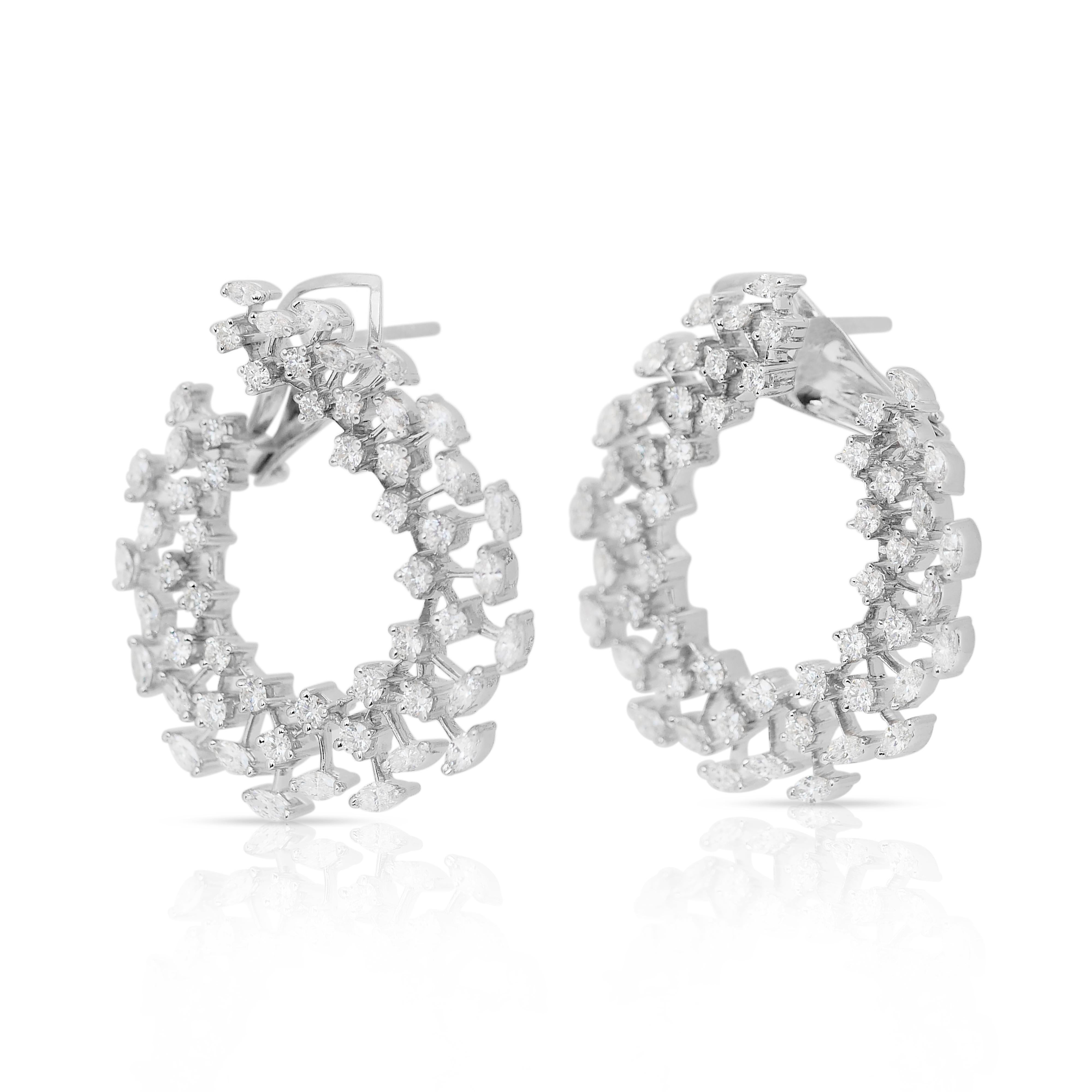 Orecchini con diamanti da 3,43 carati in oro bianco 18 carati - certificati IGI

Eleganza con questi orecchini mozzafiato in oro bianco 18 carati, che mostrano un'armoniosa miscela di brillantezza e maestria. Con 54 diamanti rotondi per un totale di