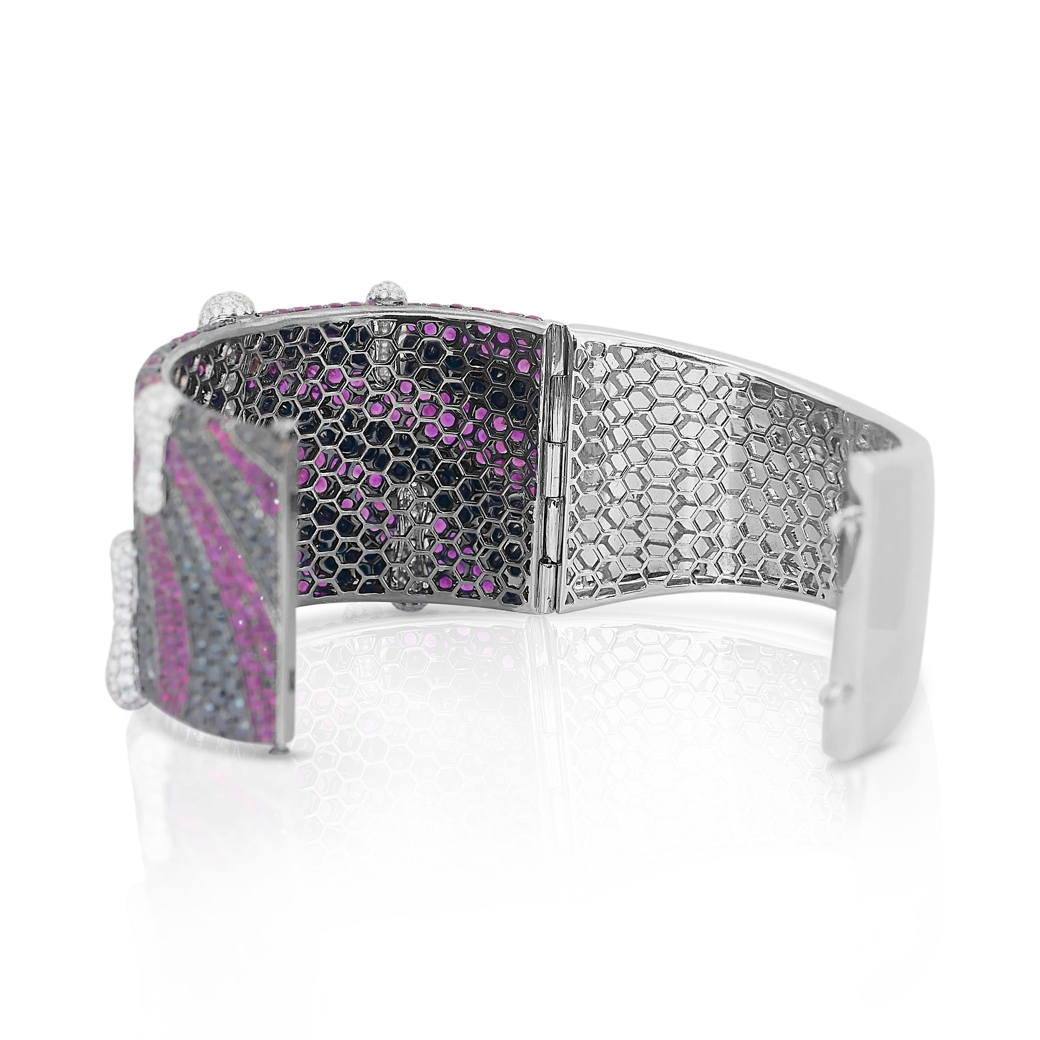 Glamorous 35.50ct Rubies and Natural Diamonds Bangle in 18k White Gold - IGI In New Condition For Sale In רמת גן, IL