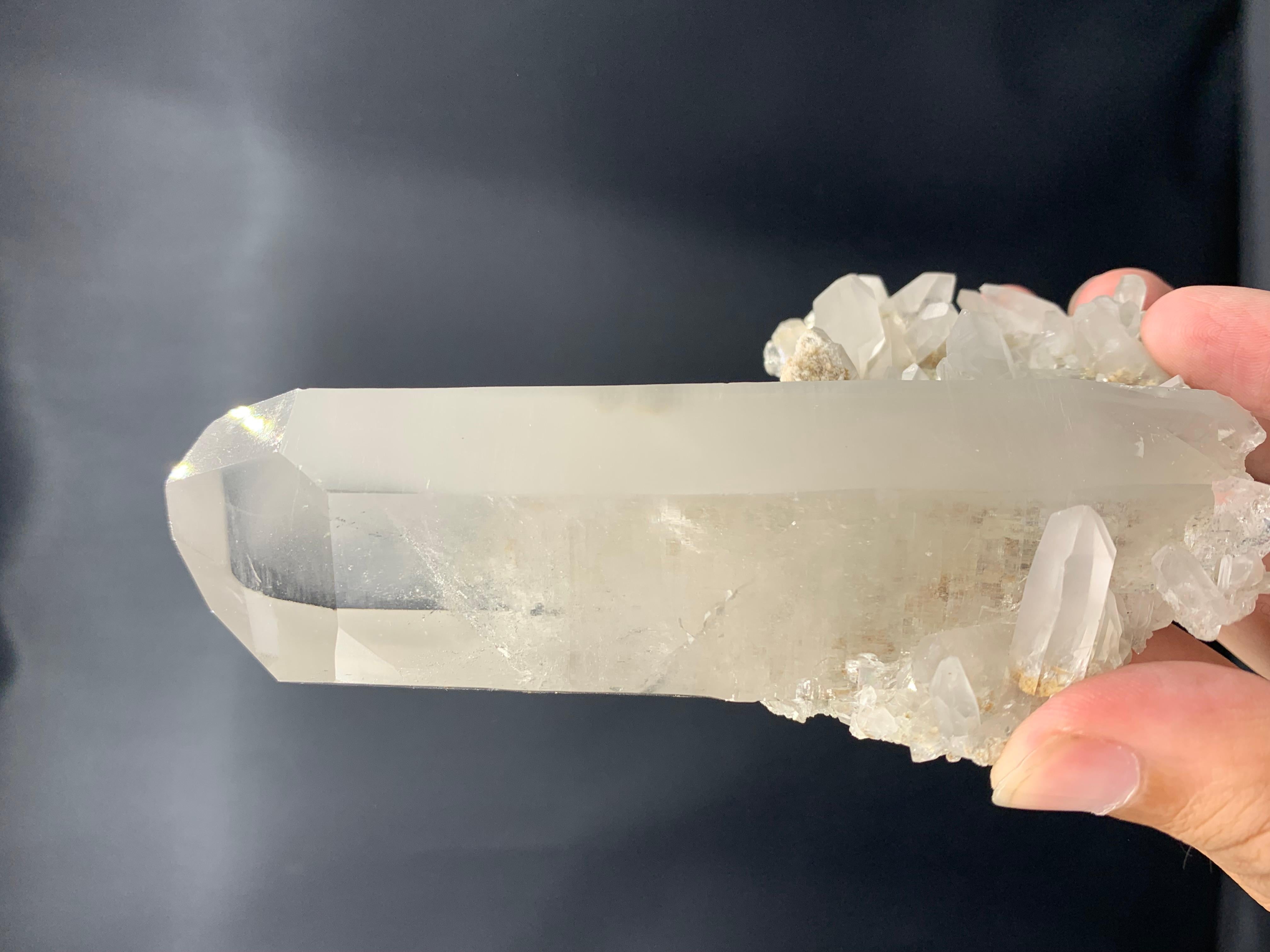 Glamorous 359.99 Grams Robust Cluster Of Pointed Quartz Crystal From Pakistan In Good Condition For Sale In Peshawar, PK