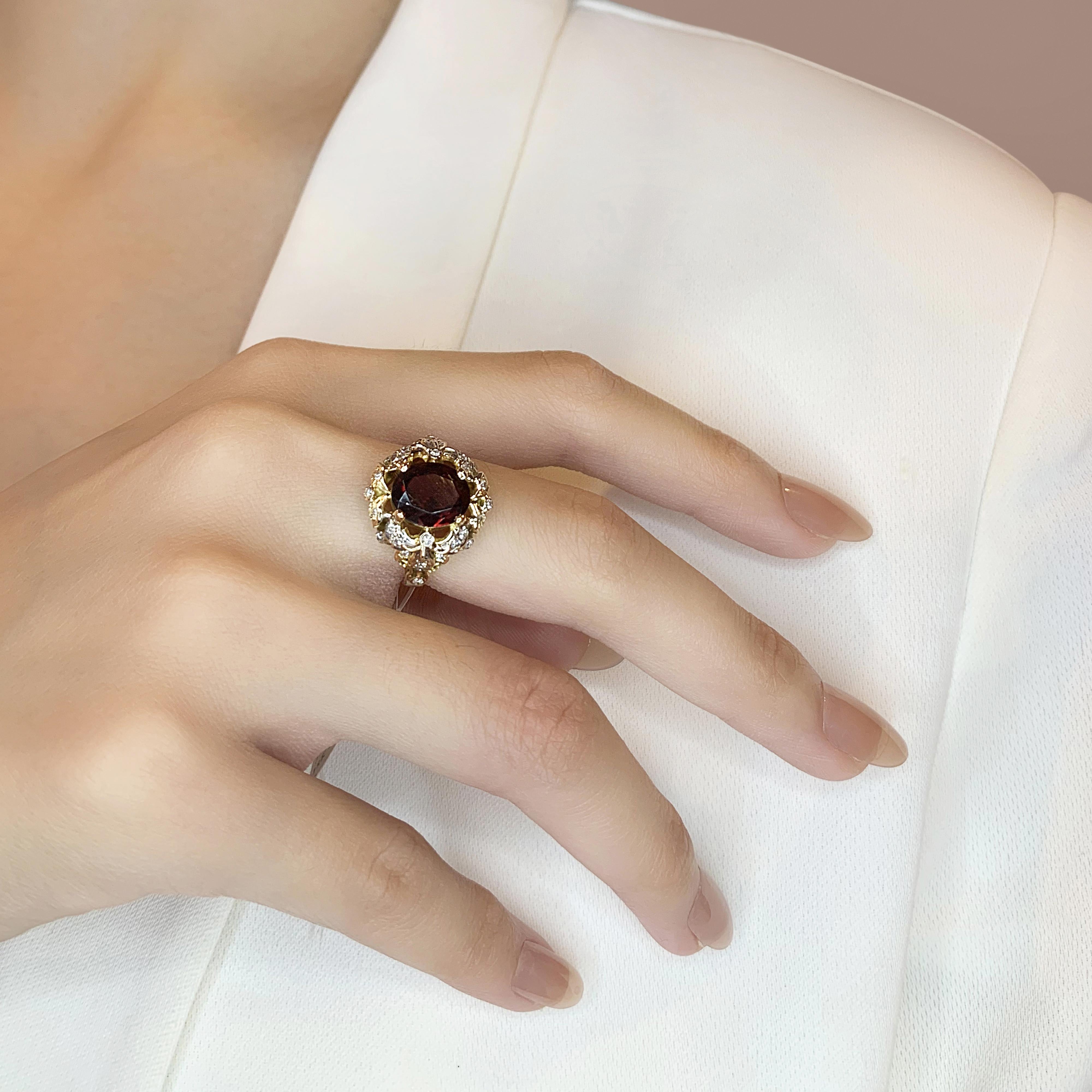 Genießen Sie die Opulenz dieses exquisiten Rings, der fachmännisch aus 18 Karat Gelbgold gefertigt wurde. Mit einem atemberaubenden ovalen Granat von 3,95 Okt. besticht dieses Stück durch seinen satten roten Farbton. Der Hauptstein wird von 30