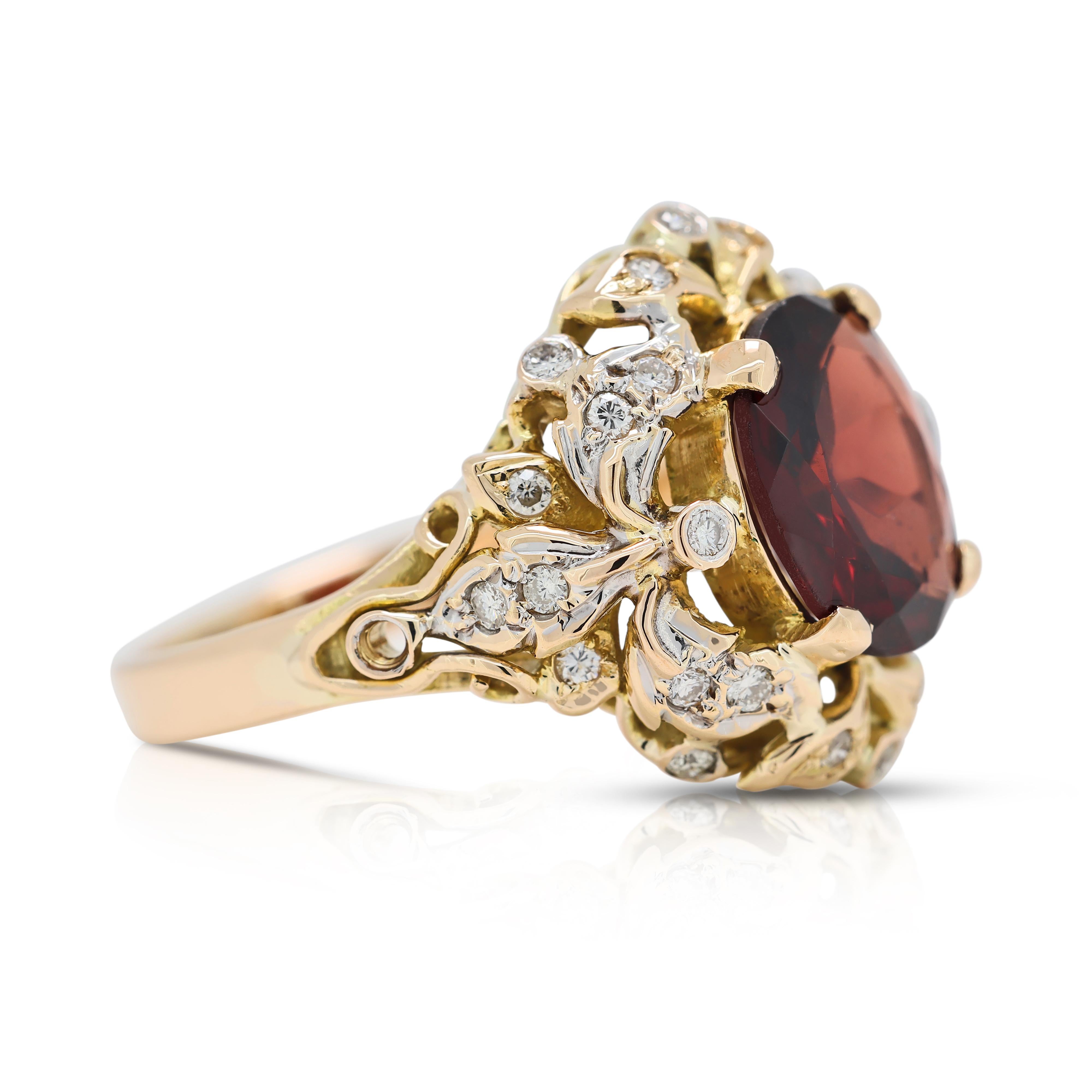 Glamouröser Cluster-Ring aus 18 Karat Gelbgold mit 4,15 Karat Granat und Diamant (Ovalschliff) im Angebot