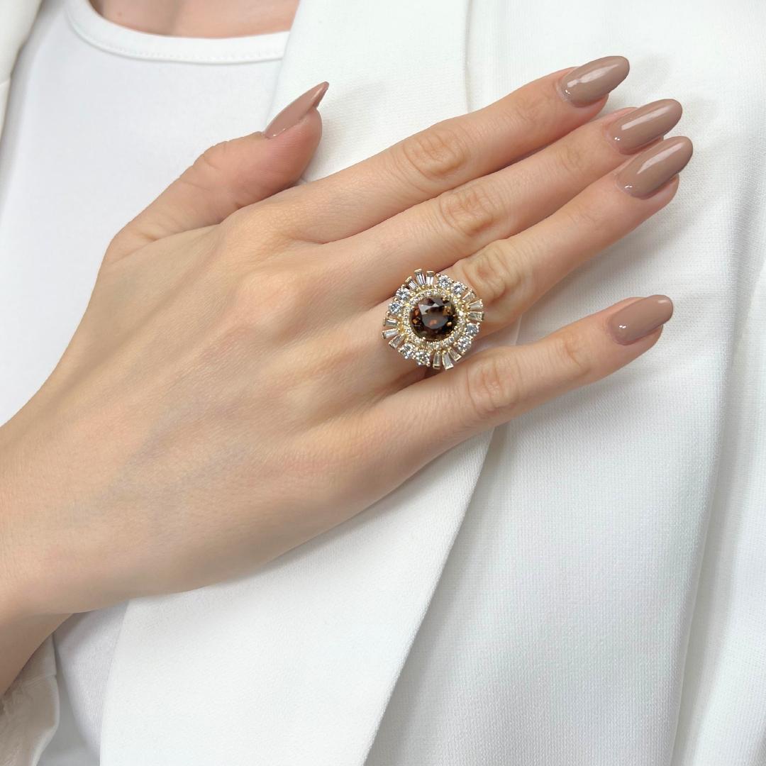 Bague en or jaune 18k avec Andalusite et Diamants - IGI Certified

Plongez dans les teintes captivantes de cette bague en or jaune 18 carats, centrée sur une Andalousie ovale de 3,03 carats, rayonnant d'un jeu unique de nuances vert-jaune et