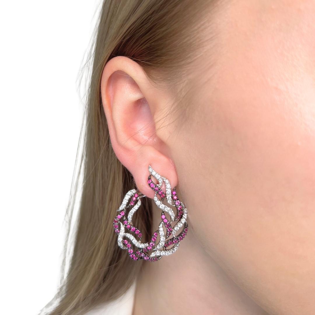Orecchini glamour con rubini e diamanti da 5,03ct in oro bianco 18k - certificati IGI

Aggiungi un tocco di raffinatezza al tuo stile con questi splendidi orecchini in oro bianco 18 carati. Con 100 rubini rotondi per un totale di 2,80ct in una