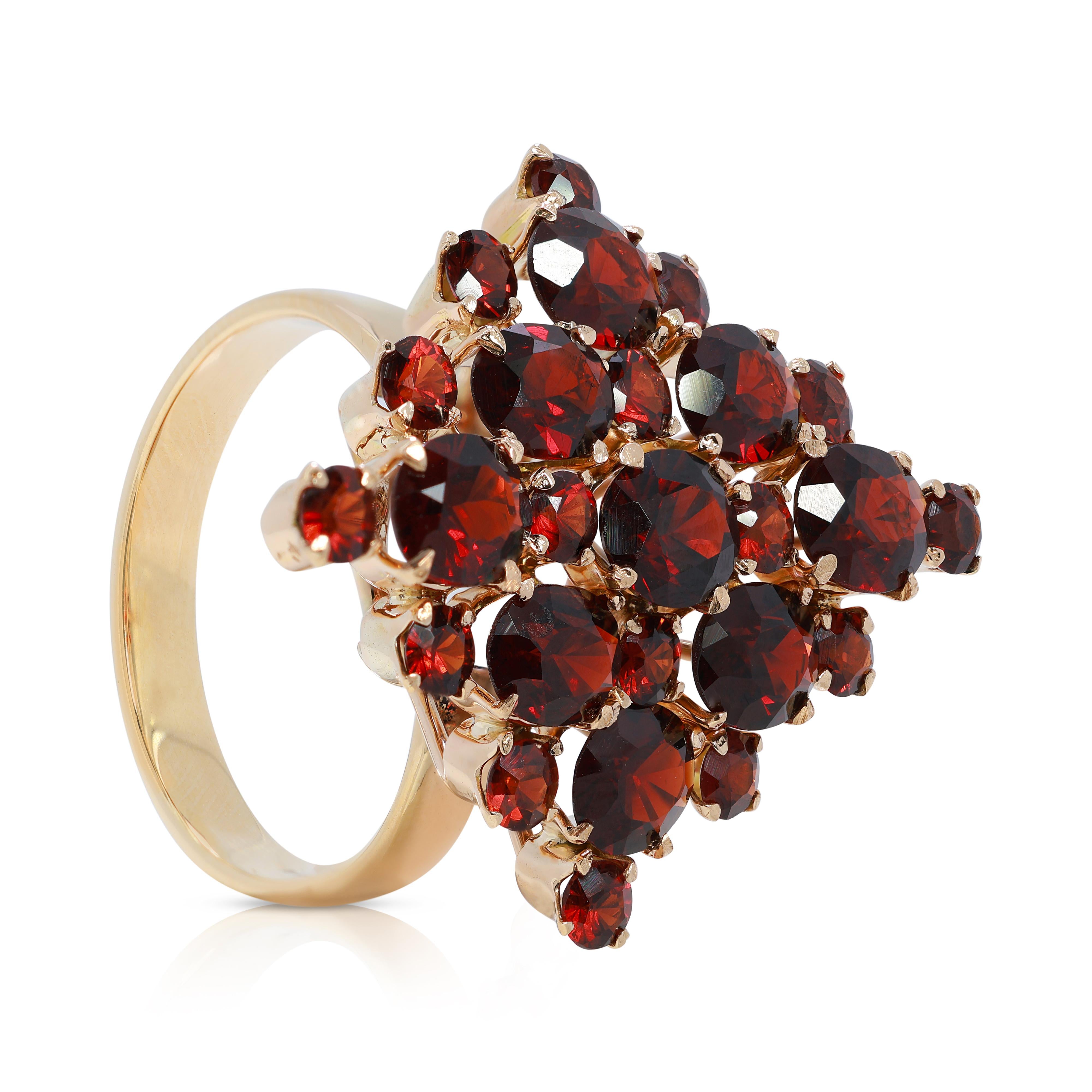 Glamorous 5.62ct Oval and Round Garnet Cocktail Ring in 18K Yellow Gold In Excellent Condition In רמת גן, IL