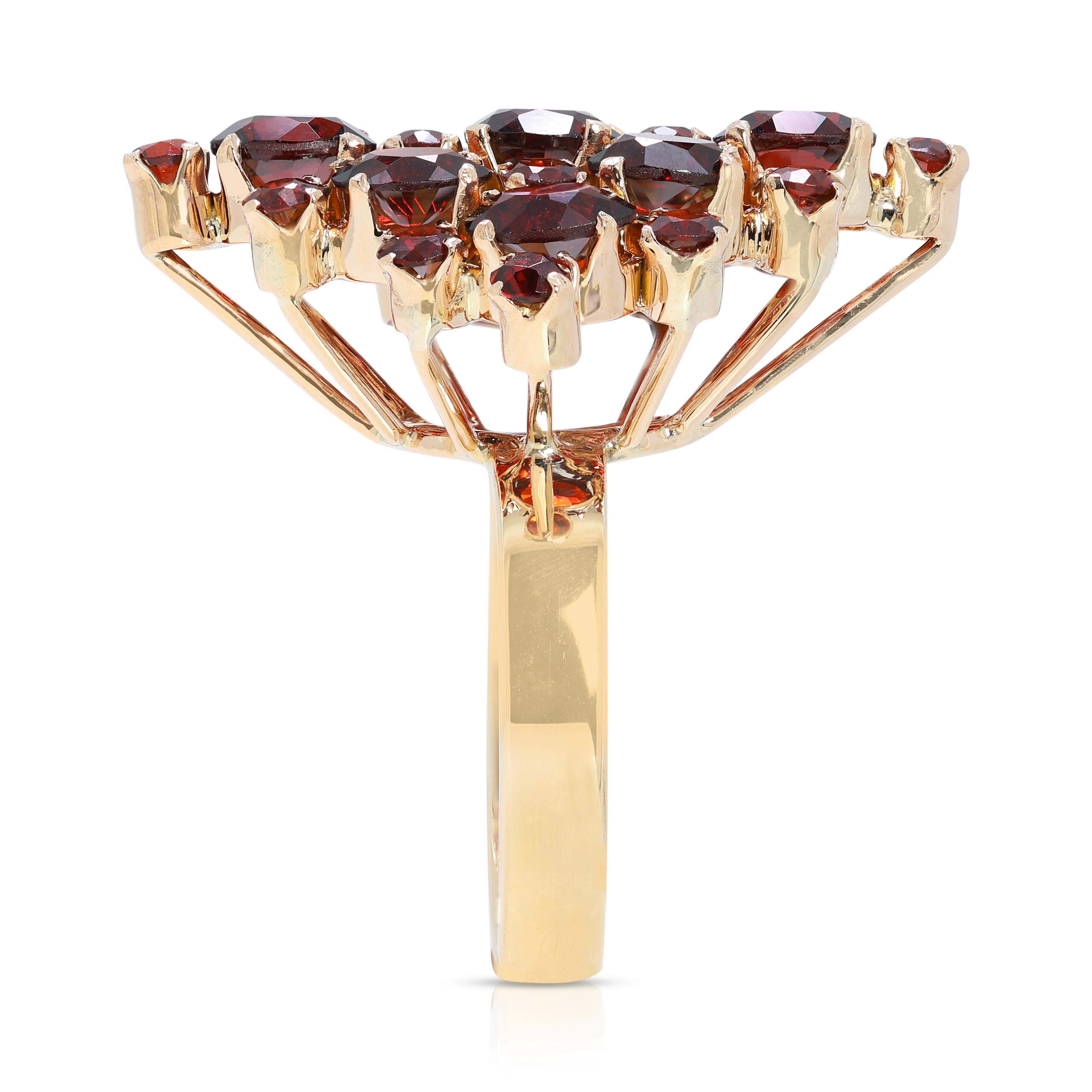 Women's Glamorous 5.62ct Oval and Round Garnet Cocktail Ring in 18K Yellow Gold