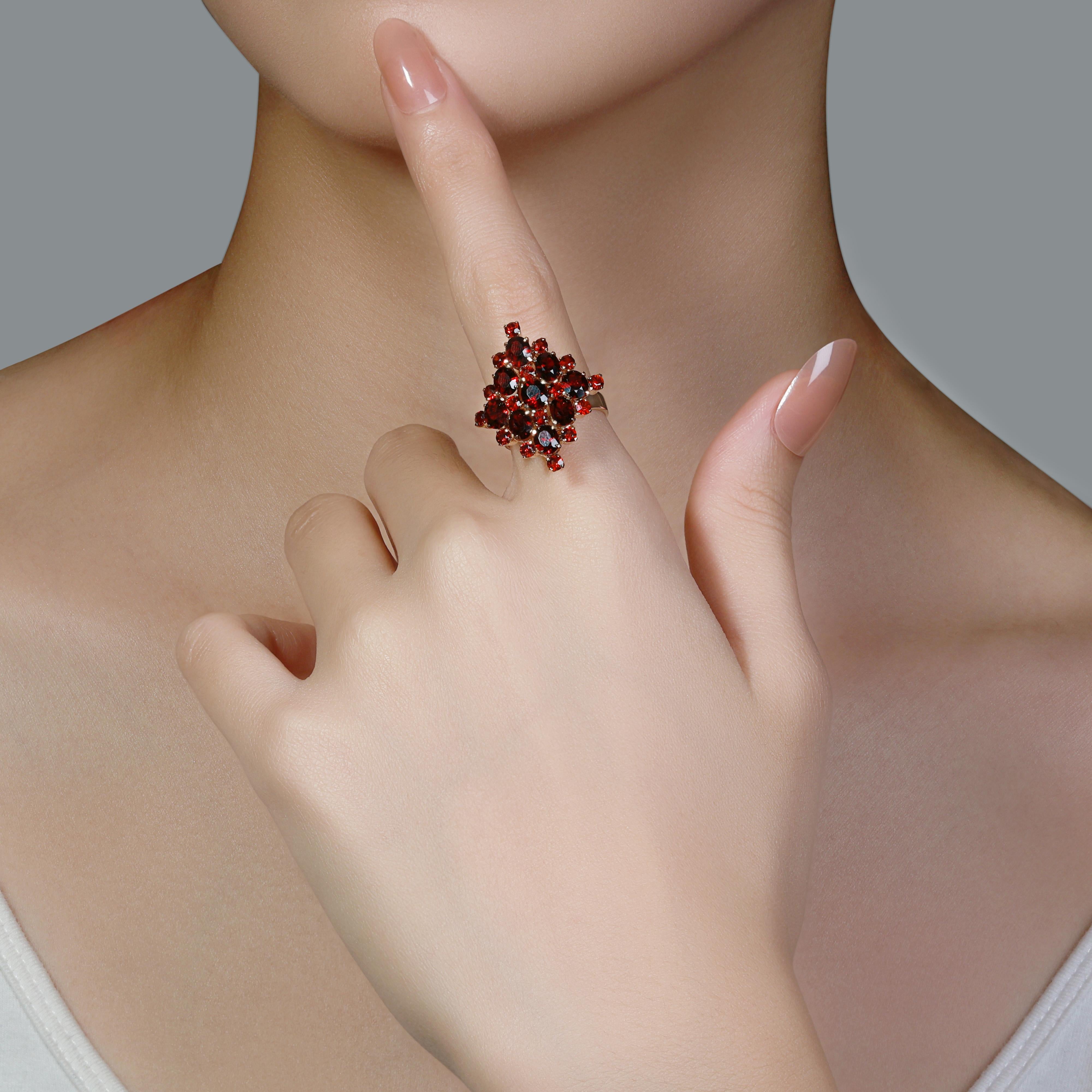 Glamorous 5.62ct Oval and Round Garnet Cocktail Ring in 18K Yellow Gold 3