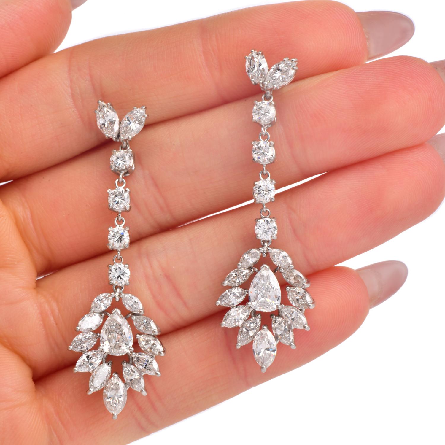 Glamurosos pendientes colgantes de oro de 18 quilates con diamantes de 8,10 quilates en Excelente estado para la venta en Miami, FL