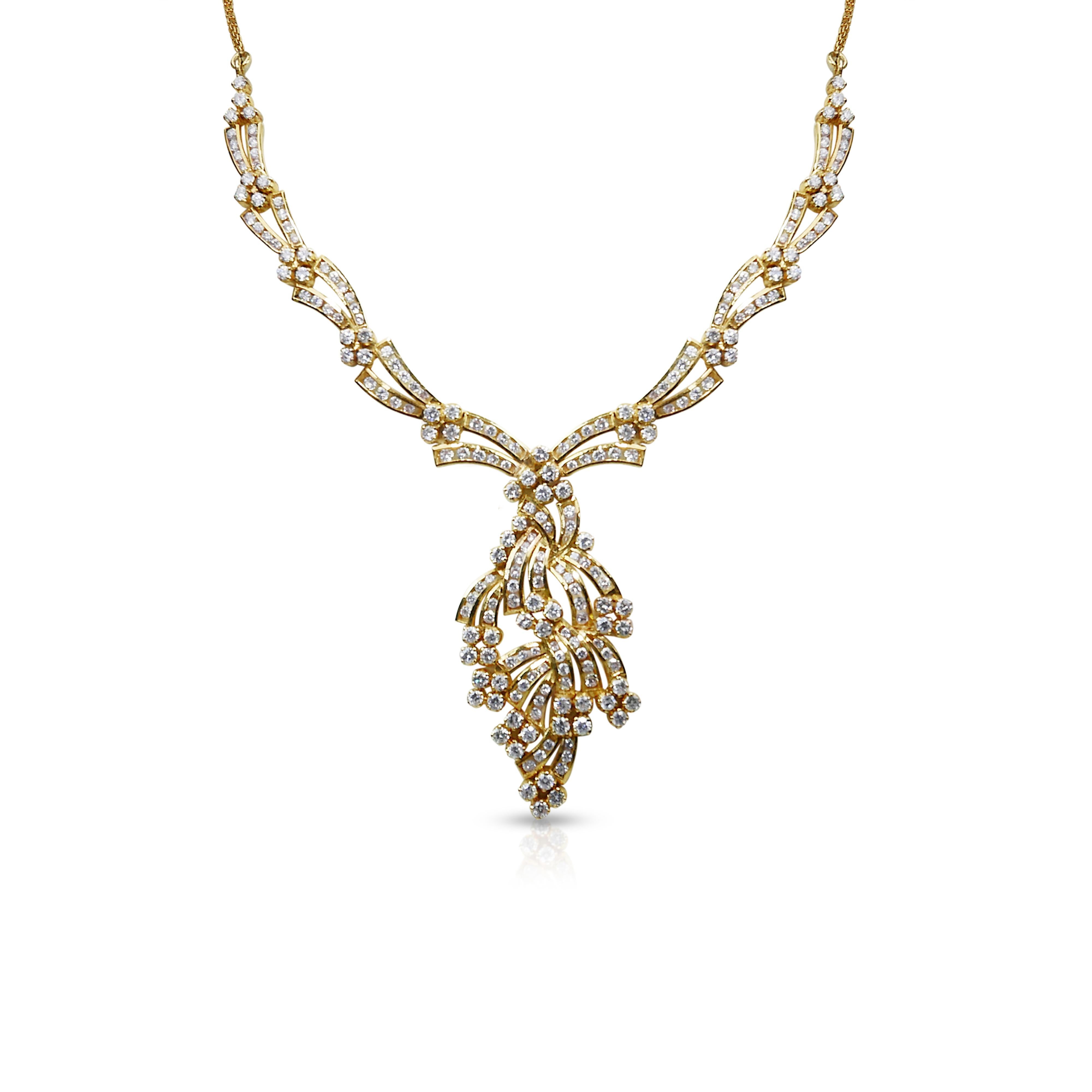 Glamorous 9.76ct Diamonds Necklace in 18k Yellow Gold - IGI Certified

This necklace isn't just an accessory, it's a captivating statement piece. Crafted in luxurious 18k yellow gold, it features a dazzling display of 228 round diamonds, boasting a
