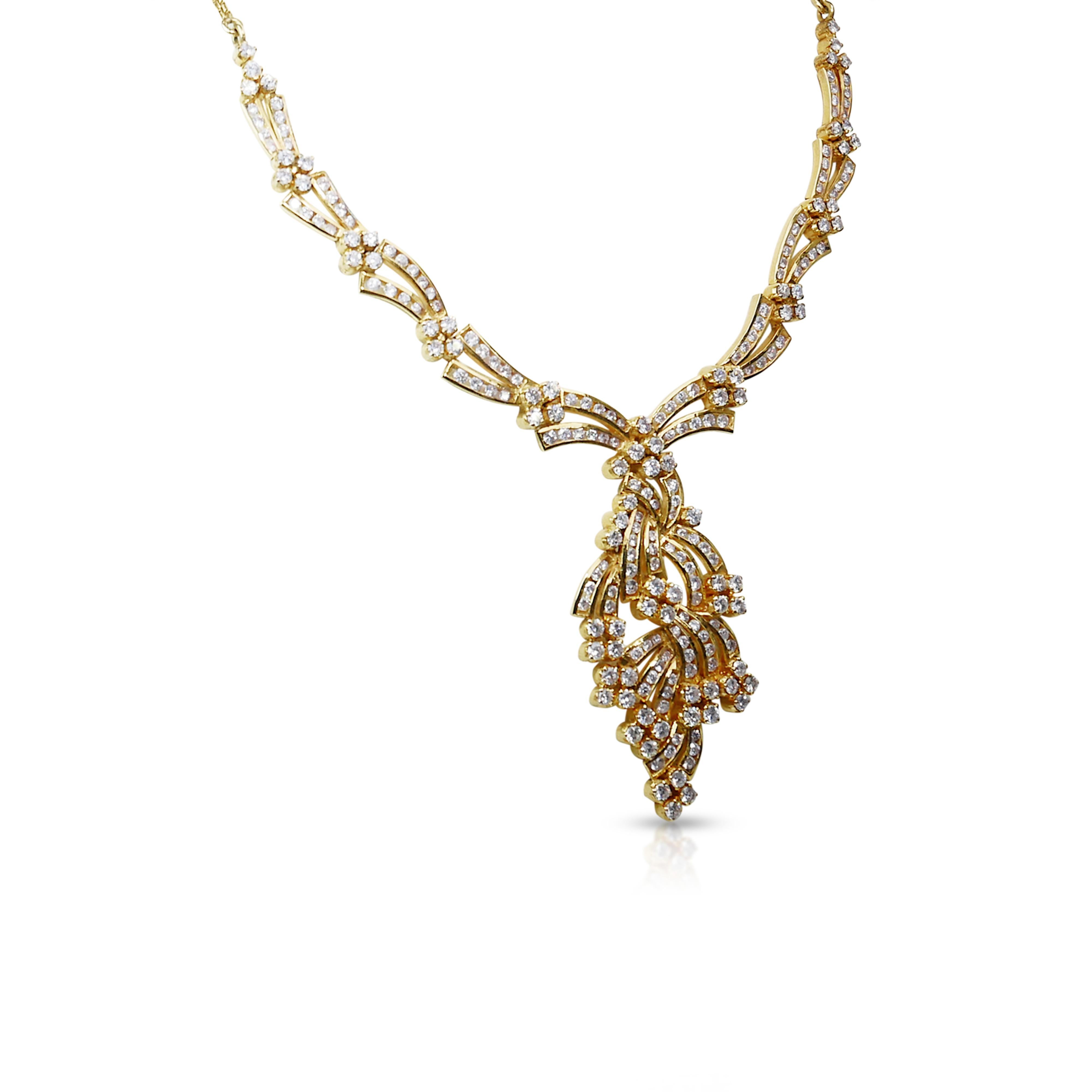 Round Cut Glamorous 9.76ct Diamonds Necklace in 18k Yellow Gold - IGI Certified For Sale