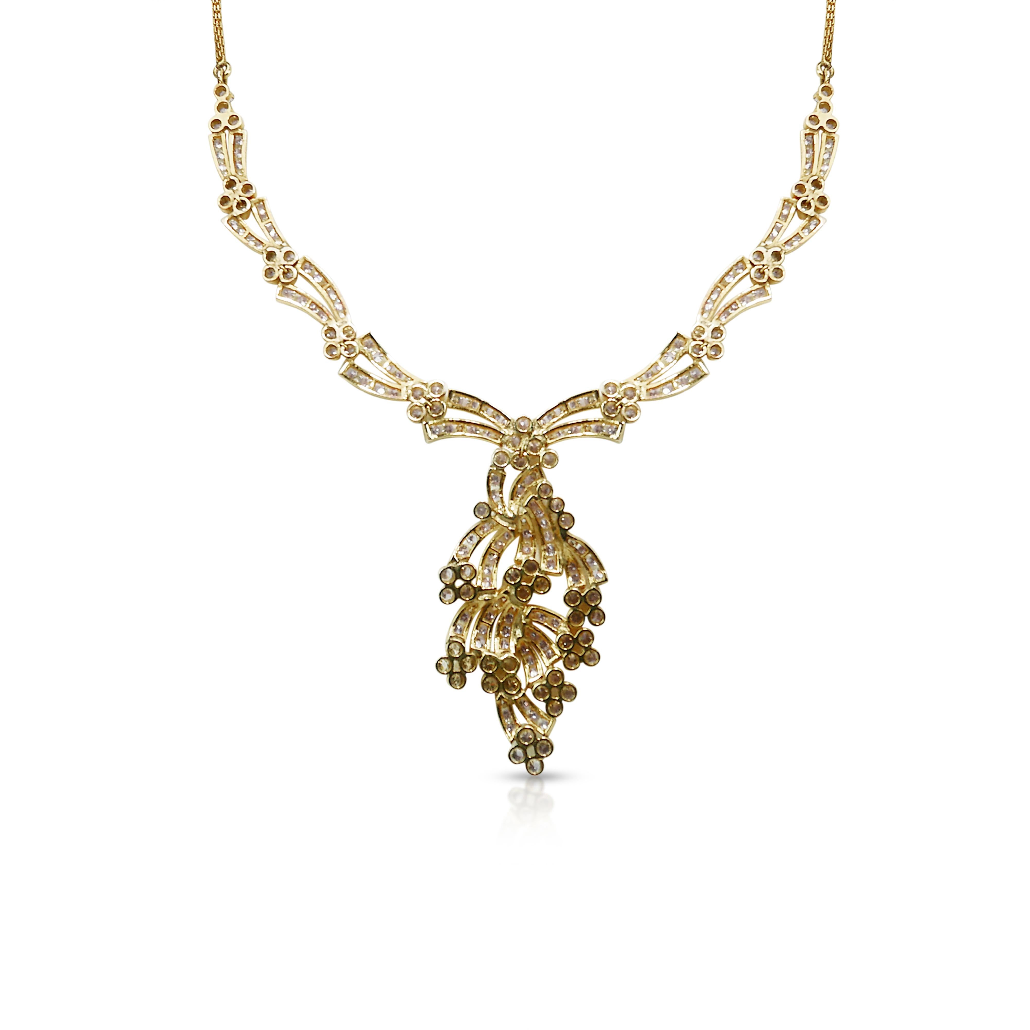 Glamorous 9.76ct Diamonds Necklace in 18k Yellow Gold - IGI Certified For Sale 3