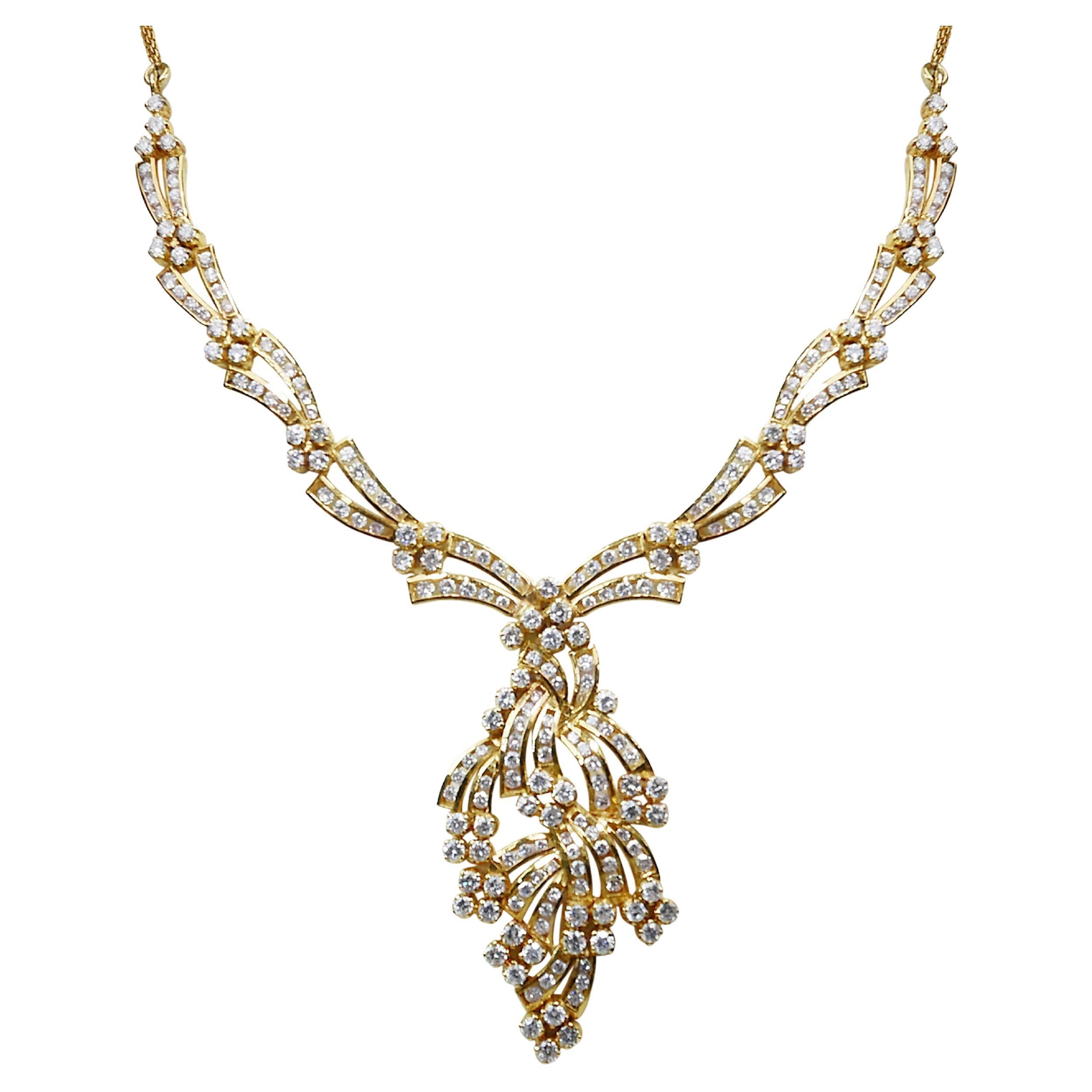 Glamorous 9.76ct Diamonds Necklace in 18k Yellow Gold - IGI Certified